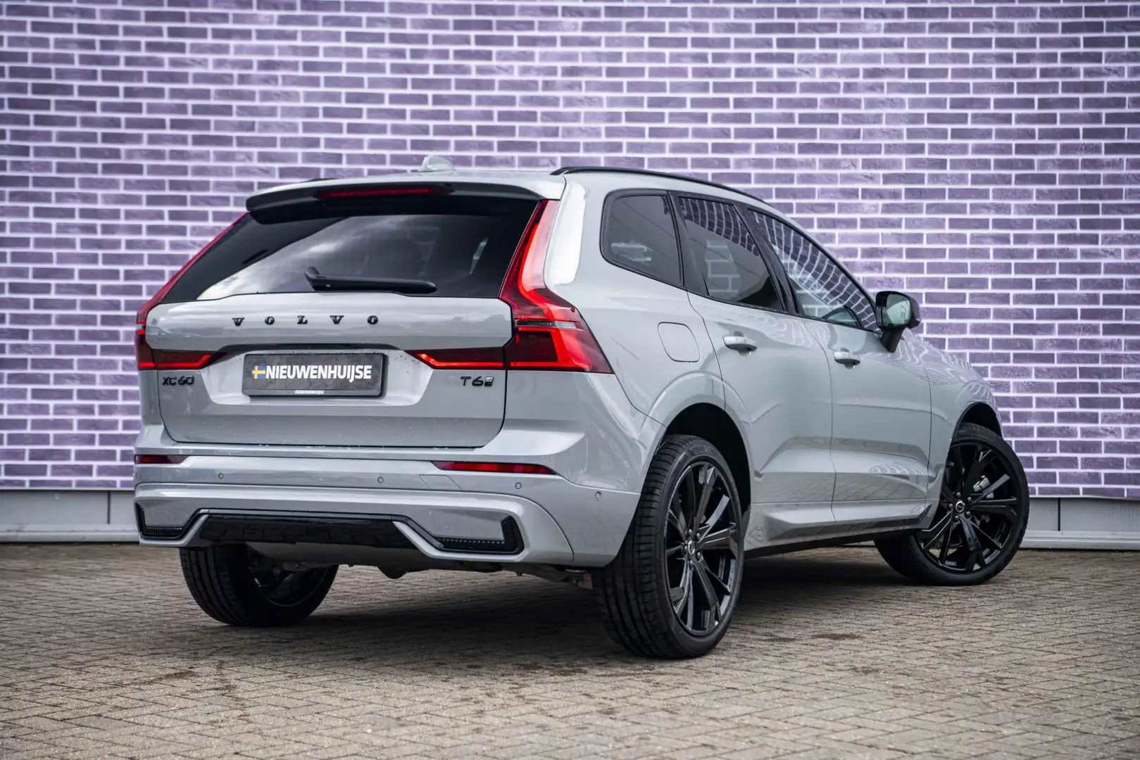 Volvo XC60 2.0 T6 Plug-in hybrid AWD Plus Black Edition | Pre Grau - 2