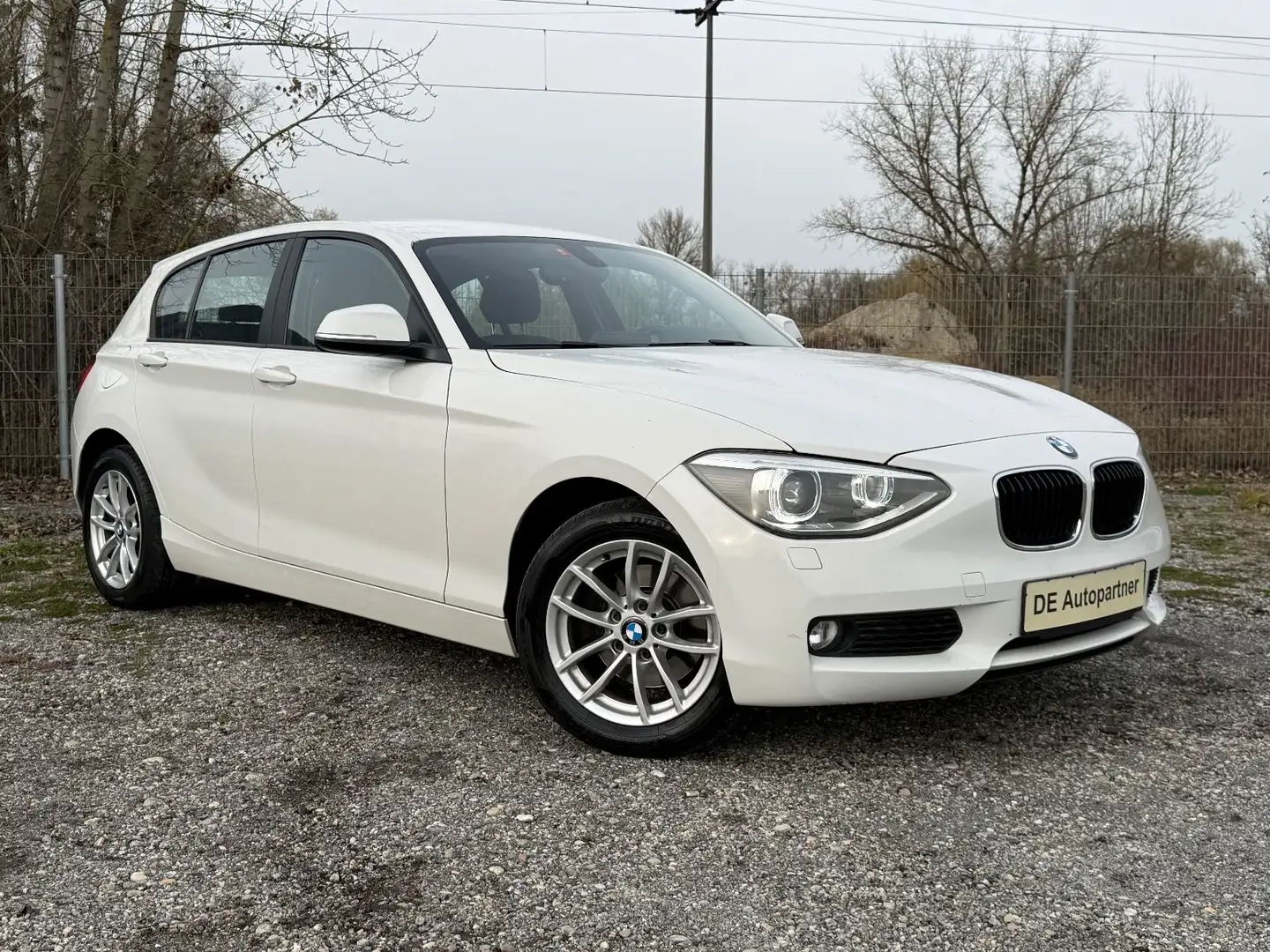 BMW 118 i Automatik*Xenon*Navi*BT*Alle KD bei BMW Bílá - 2