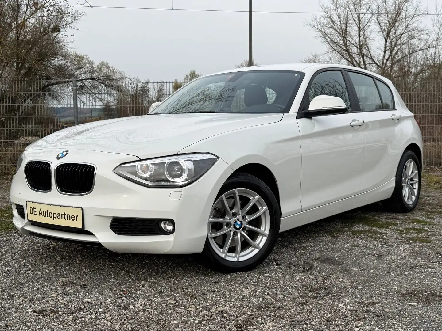 BMW 118 i Automatik*Xenon*Navi*BT*Alle KD bei BMW Bílá - 1
