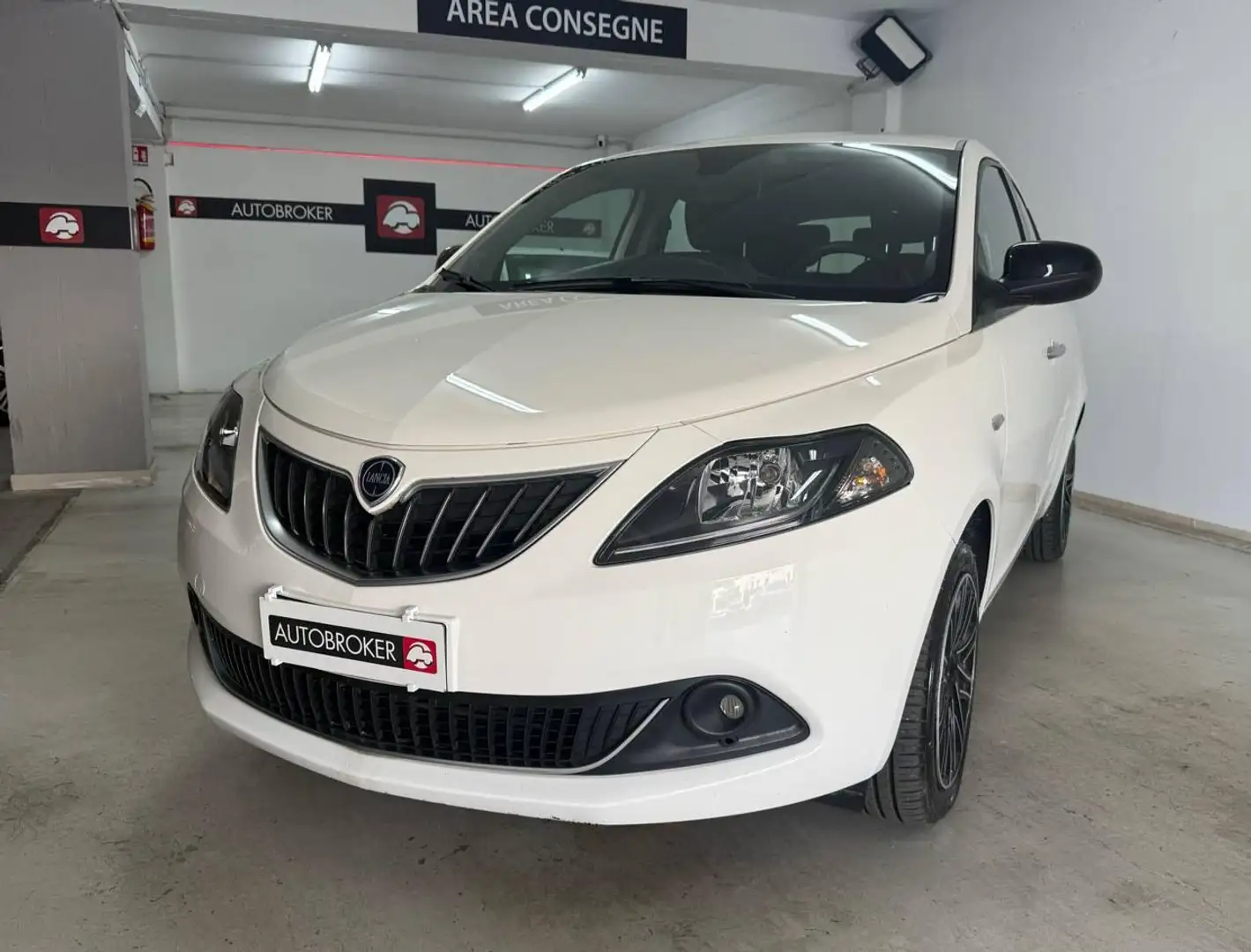 Lancia Ypsilon 1.0 FireFly 5 porte S&S Hybrid Gold Weiß - 2