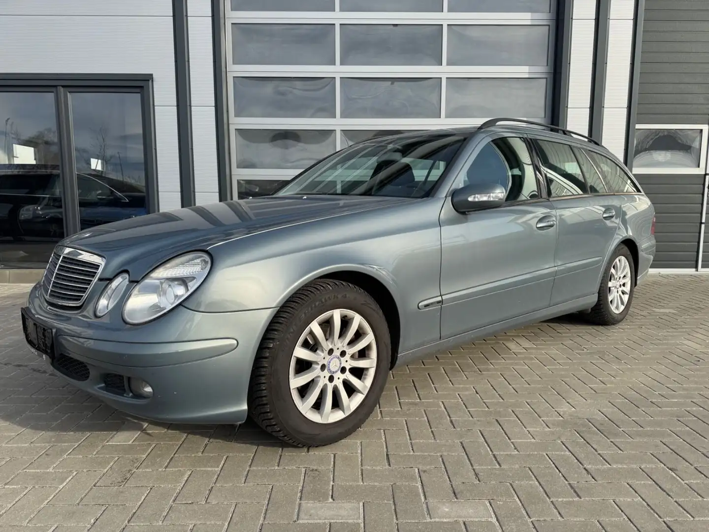 Mercedes-Benz E 240 TÜV 02/2026 8 fach bereift AHK Grau - 2