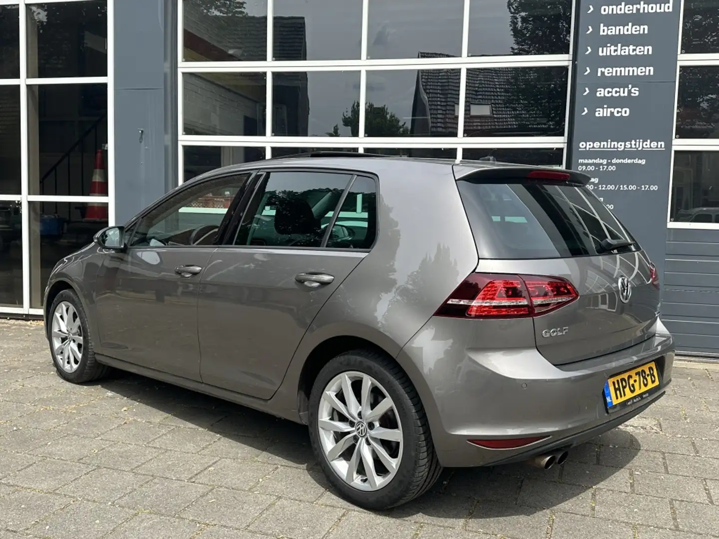 Volkswagen Golf 1.4 TSI DSG Highline Pano Navi Xenon Acc Led Grijs - 2