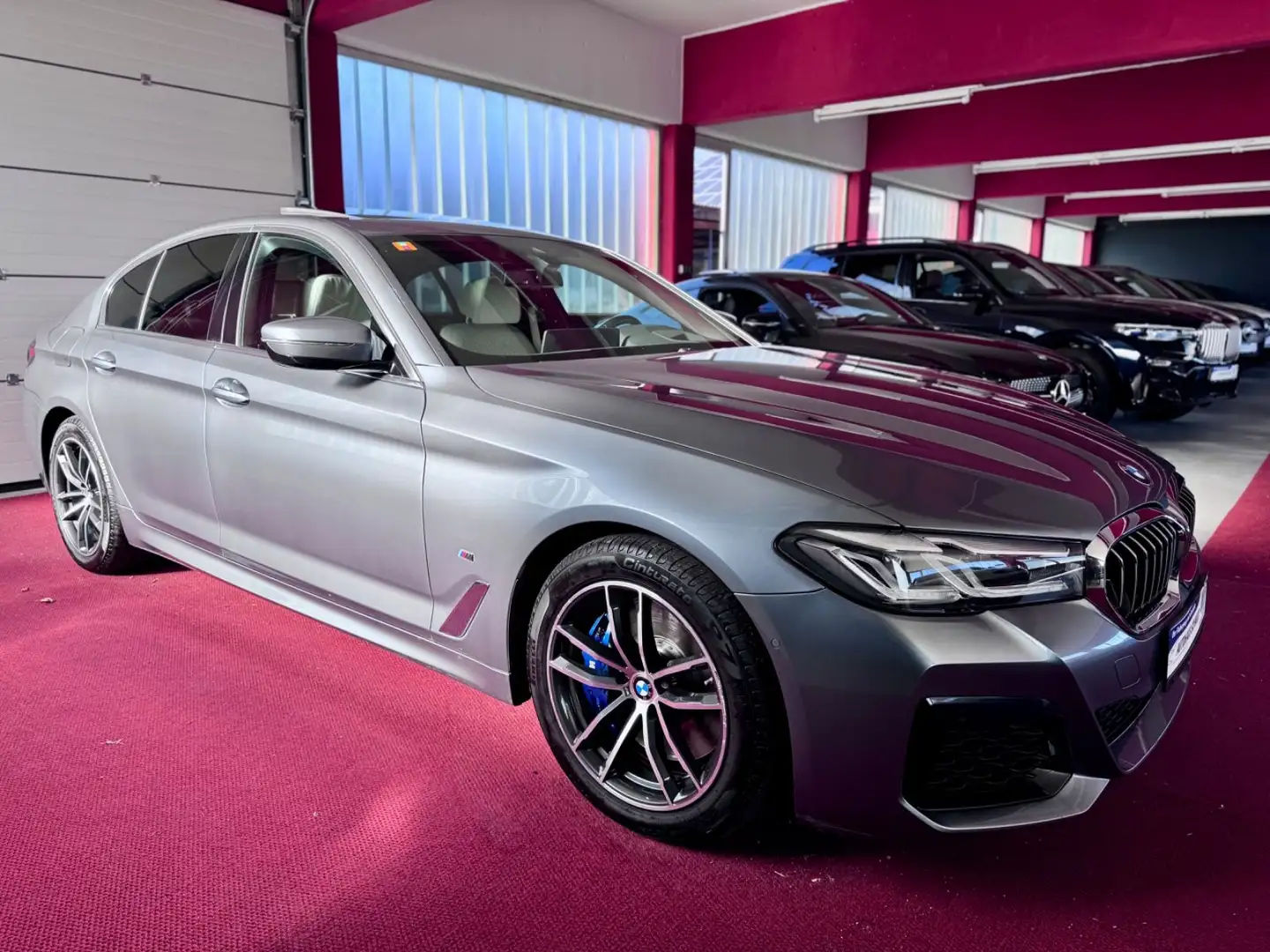 BMW 540 d xDrive M Sport Komfortsitz HeadUp Glasdach Gris - 2