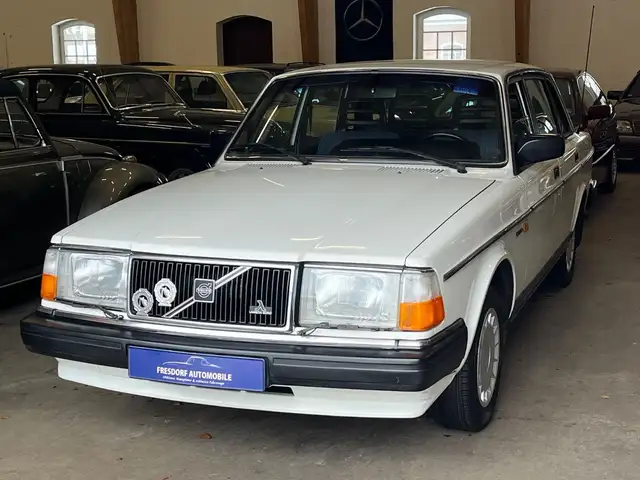 Volvo 244 GL 2.3L 5-Gang, Servo, 2.Hd, 1a Pflegezustd.