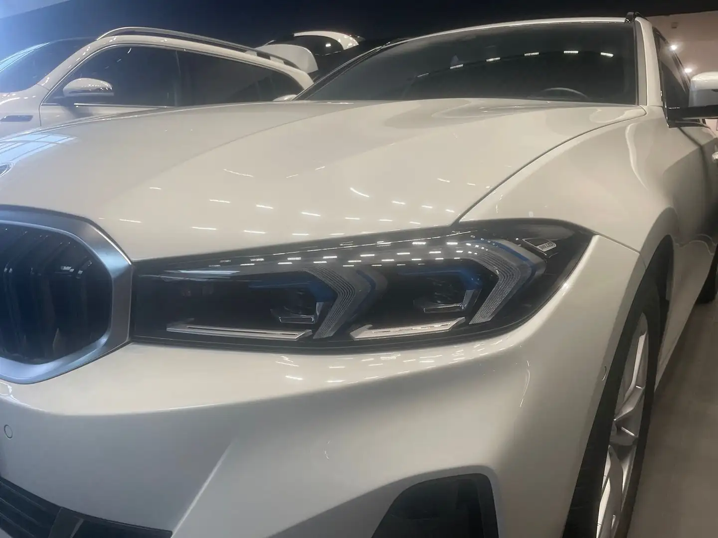 BMW Baureihe 3 Touring 318 d +AHK+PANO+STHZ+HUD+SOUN Weiß - 2