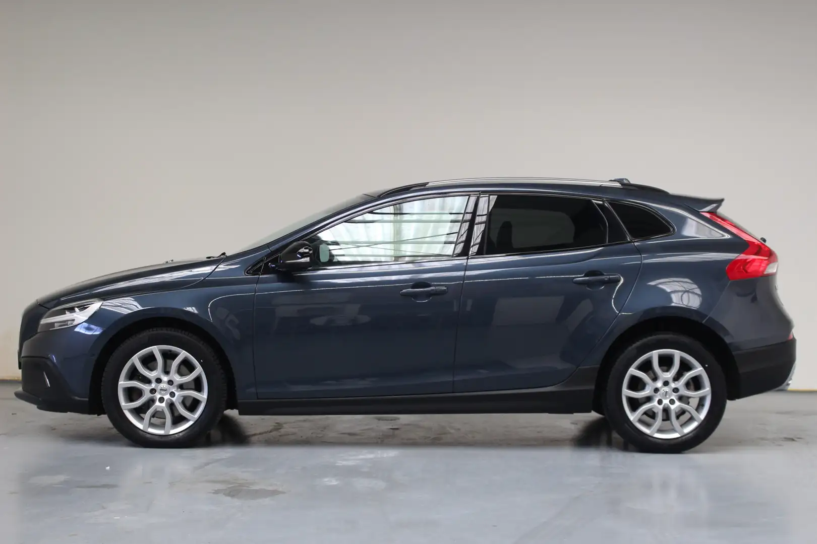 Volvo V40 Cross Country T3 Polar+ Luxury | Rijklaarprijs | Pano dak | Harm Bleu - 2