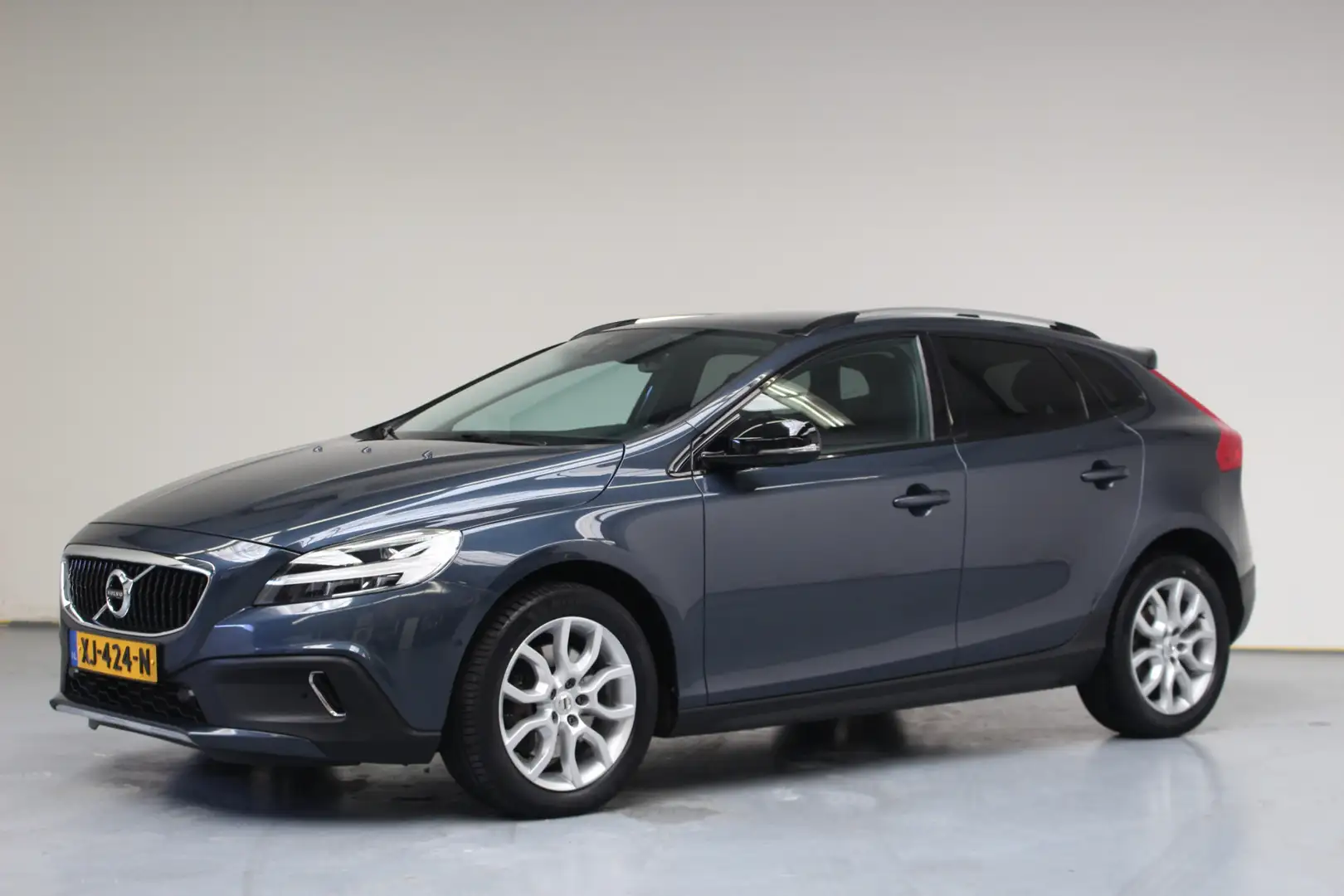 Volvo V40 Cross Country T3 Polar+ Luxury | Rijklaarprijs | Pano dak | Harm Bleu - 1