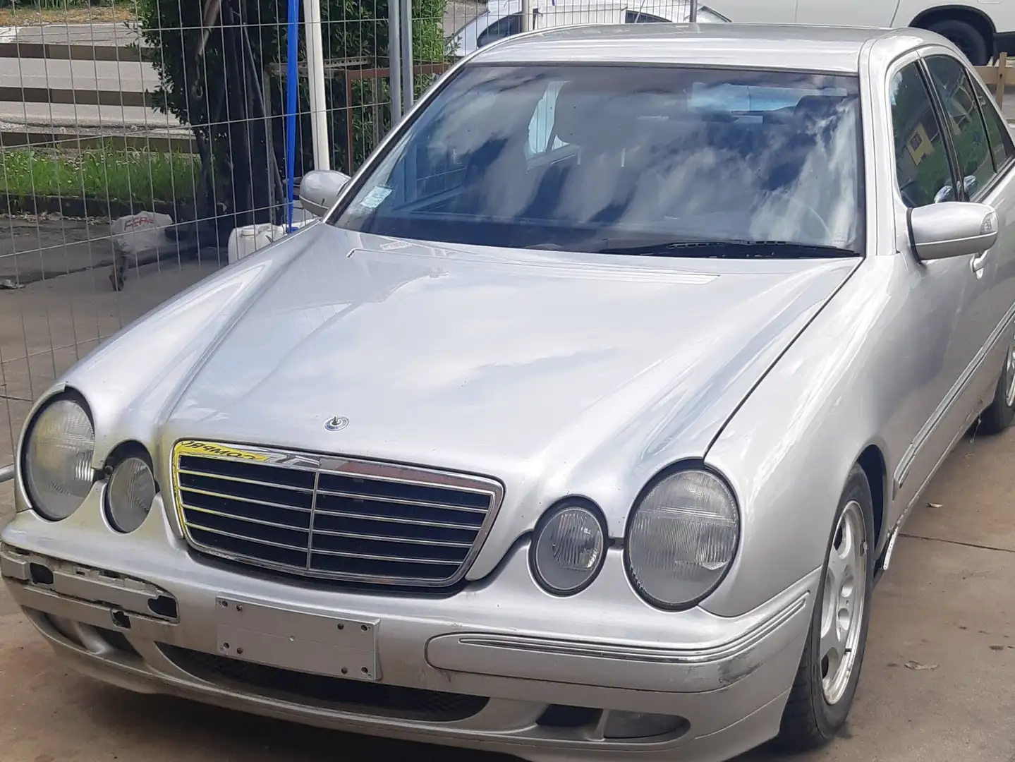 Mercedes-Benz E 240 Classe E - W210 Berlina V6 Avantgarde 6m FL Срібний - 1