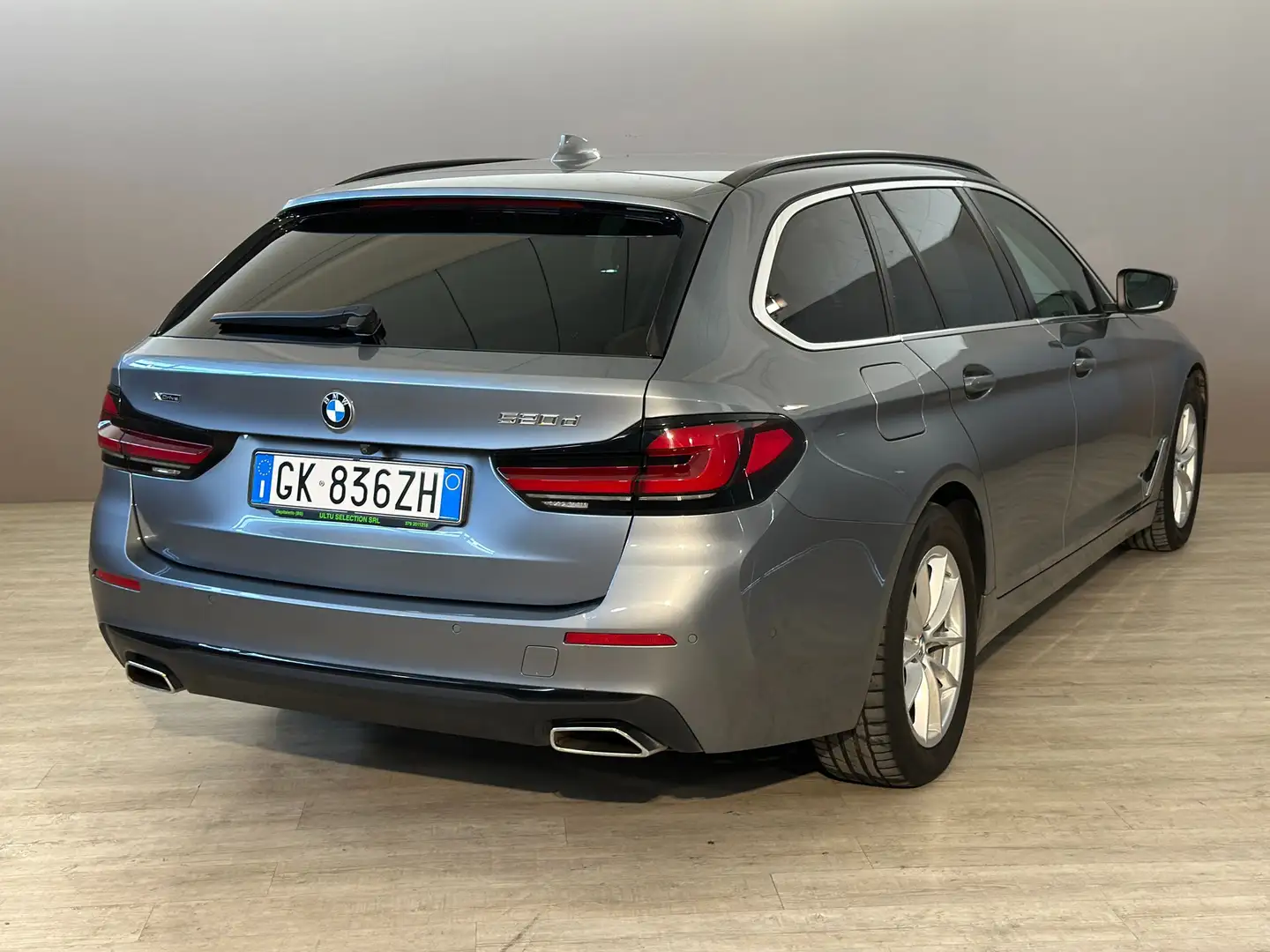 BMW 520 d Touring MHEV xDrive Business auto Grigio - 2