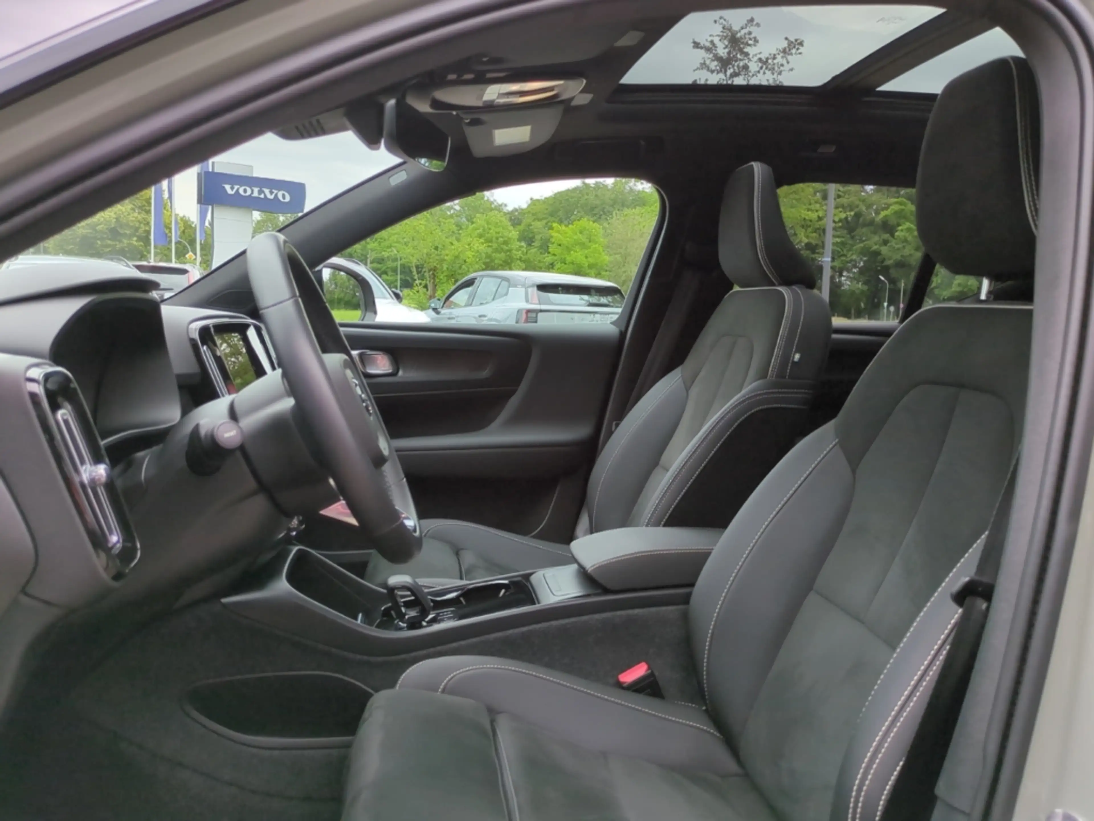 Volvo EX40 Twin Motor AWD Ultra Dark StandHZG AHK El. Panodac — photo 10