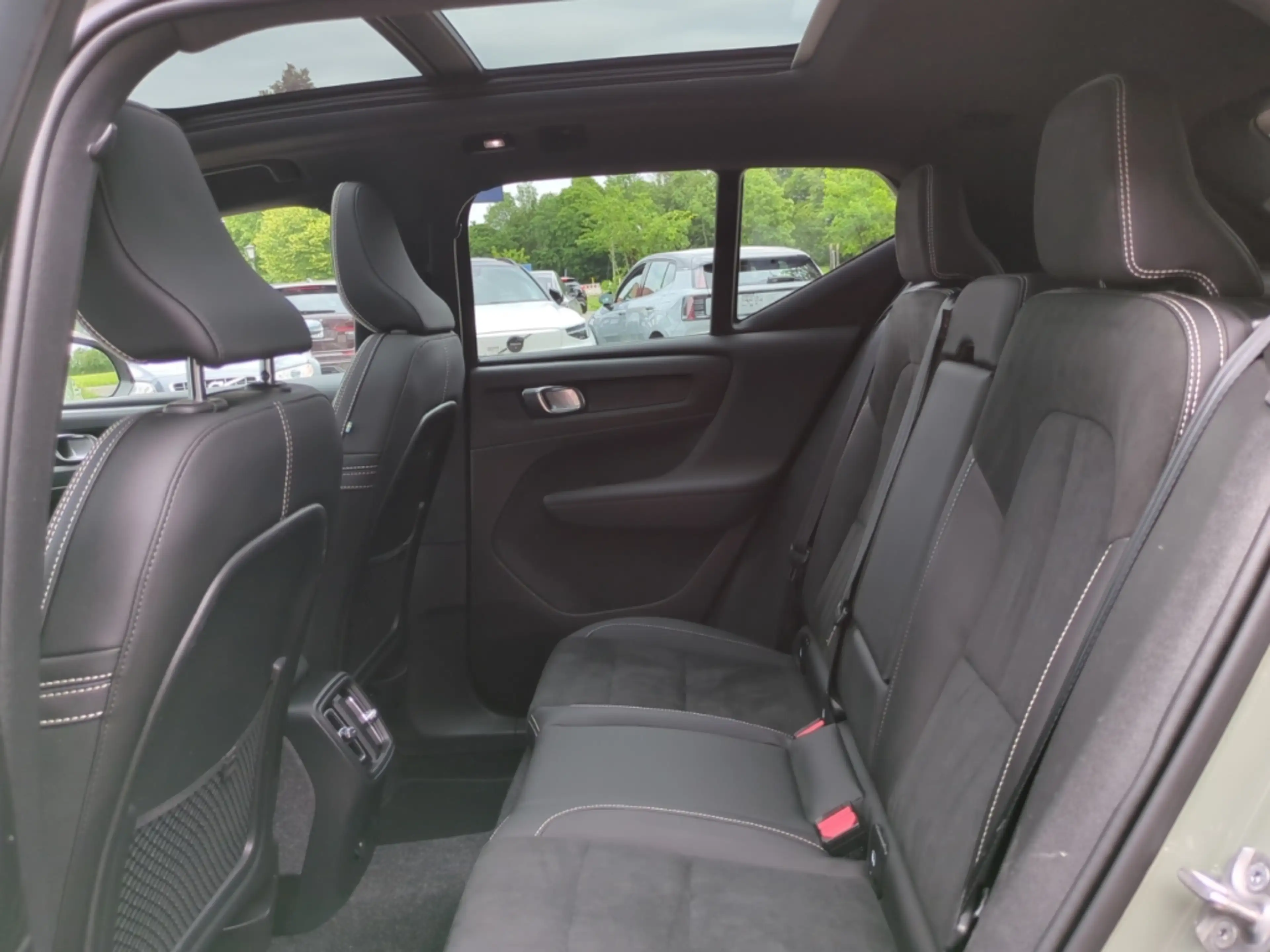 Volvo EX40 Twin Motor AWD Ultra Dark StandHZG AHK El. Panodac — photo 11