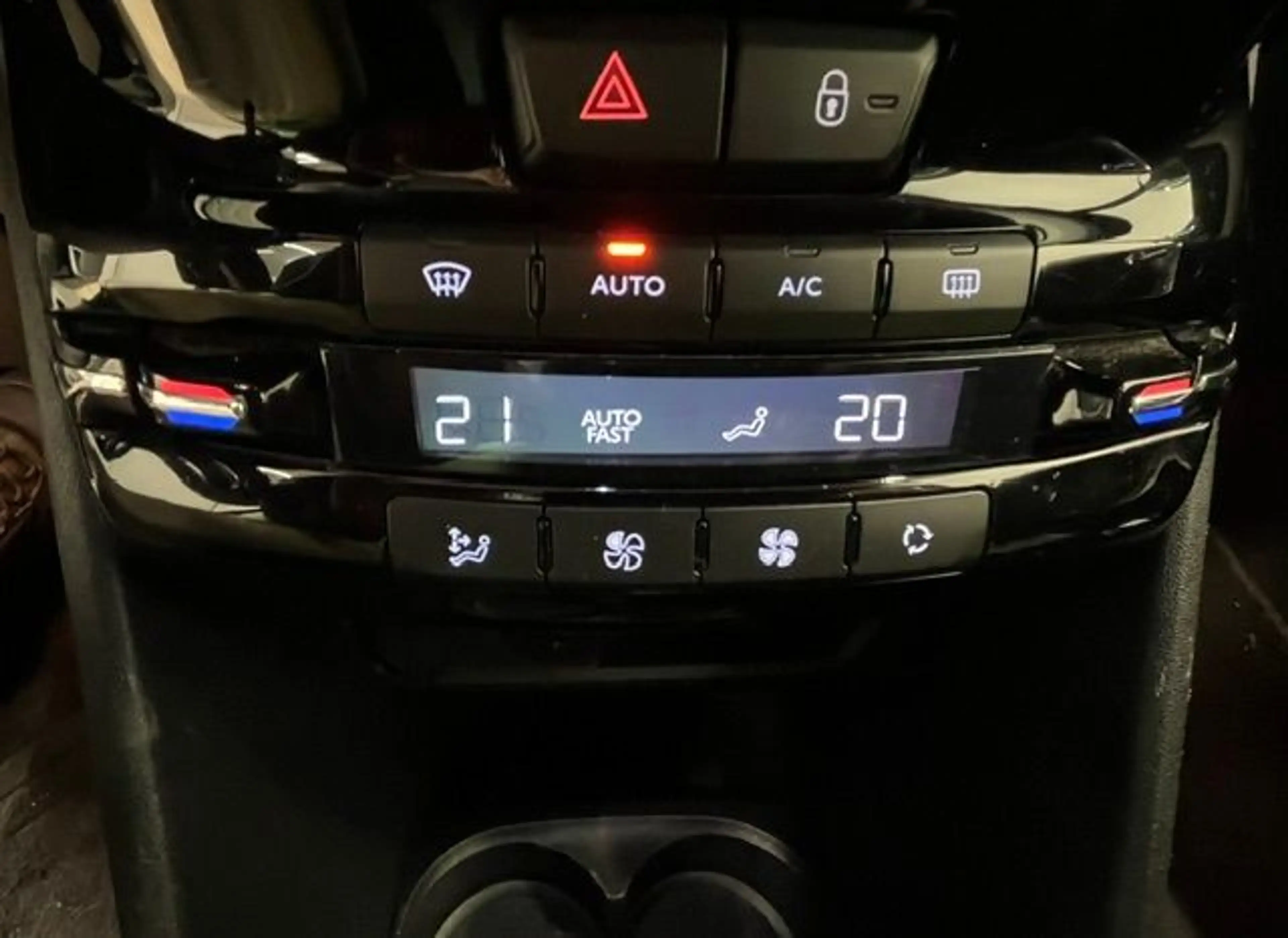 Peugeot 2008 1.2 PureTech 110 Allure+Navi+KlimaAT — photo 12