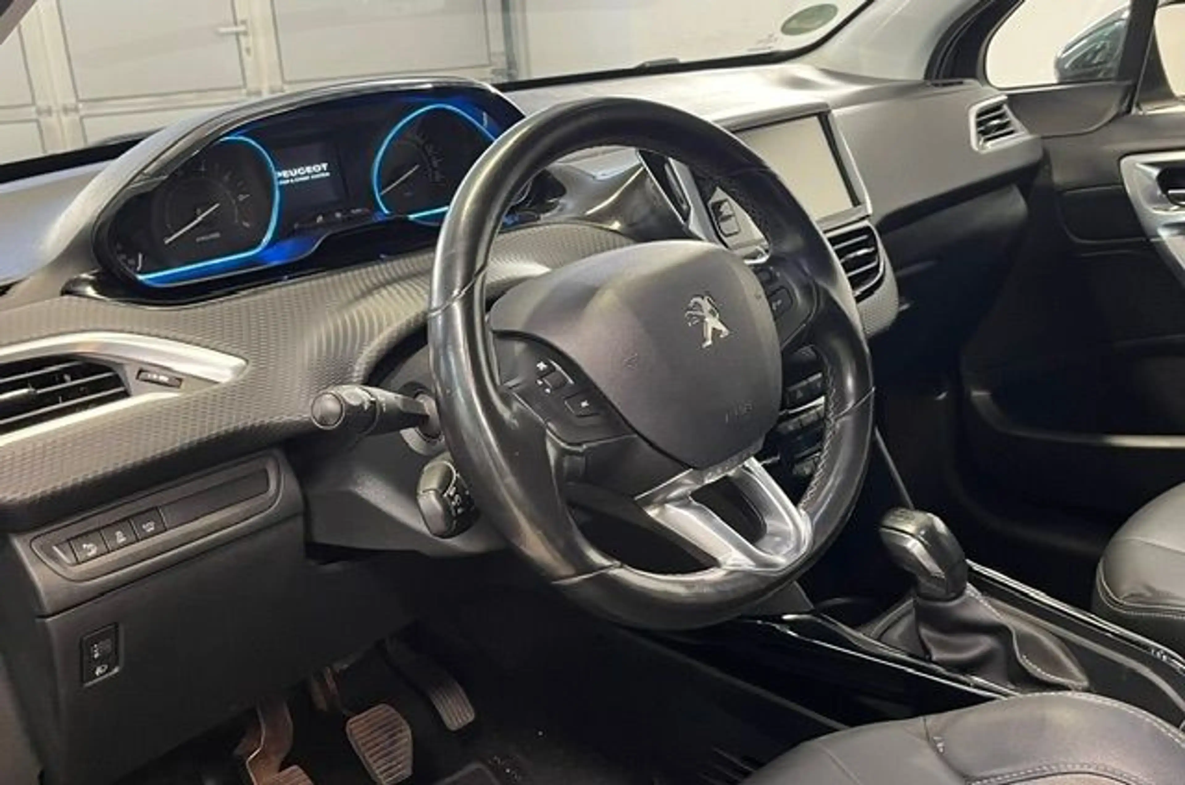 Peugeot 2008 1.2 PureTech 110 Allure+Navi+KlimaAT — photo 7