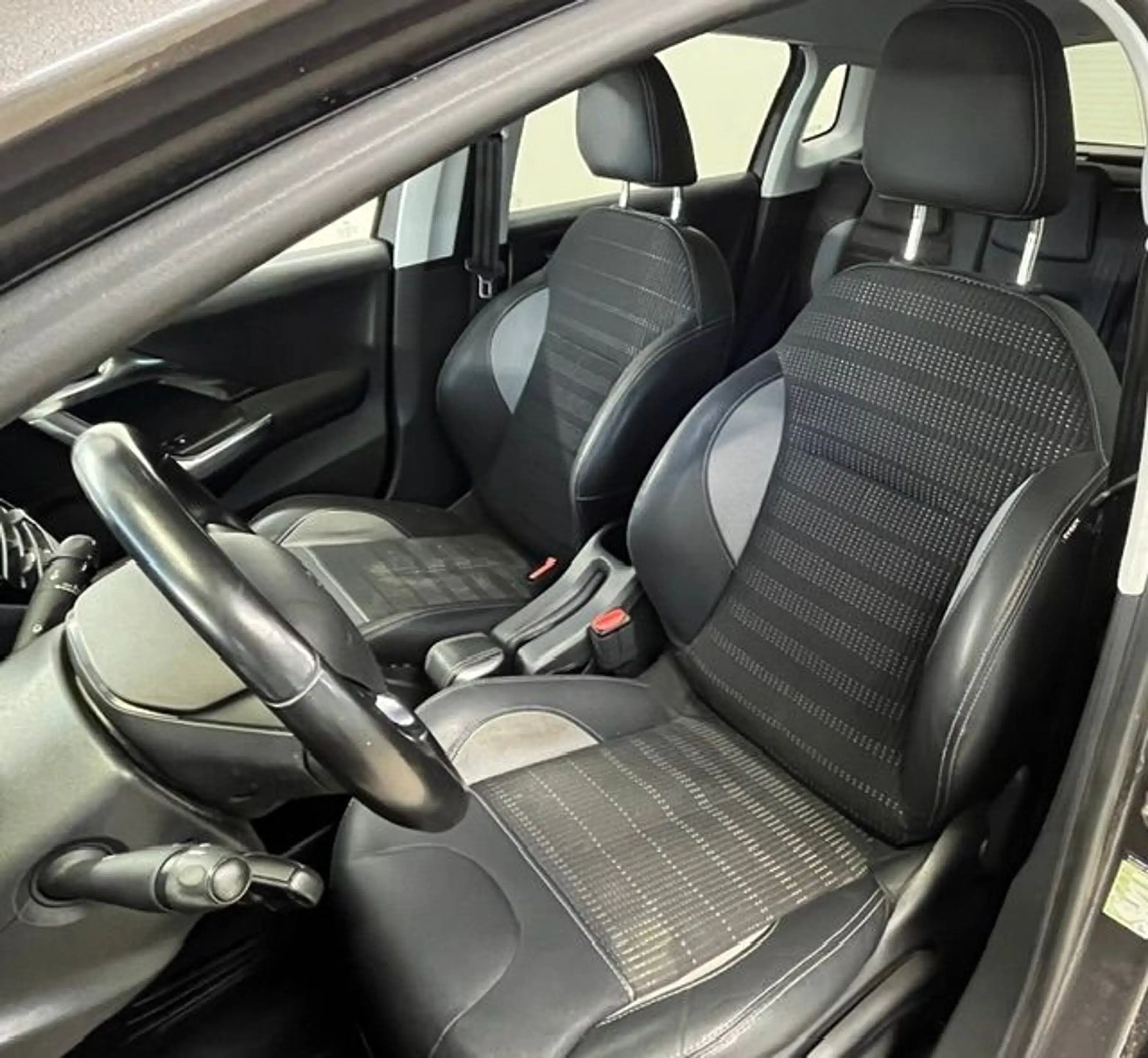 Peugeot 2008 1.2 PureTech 110 Allure+Navi+KlimaAT — photo 9