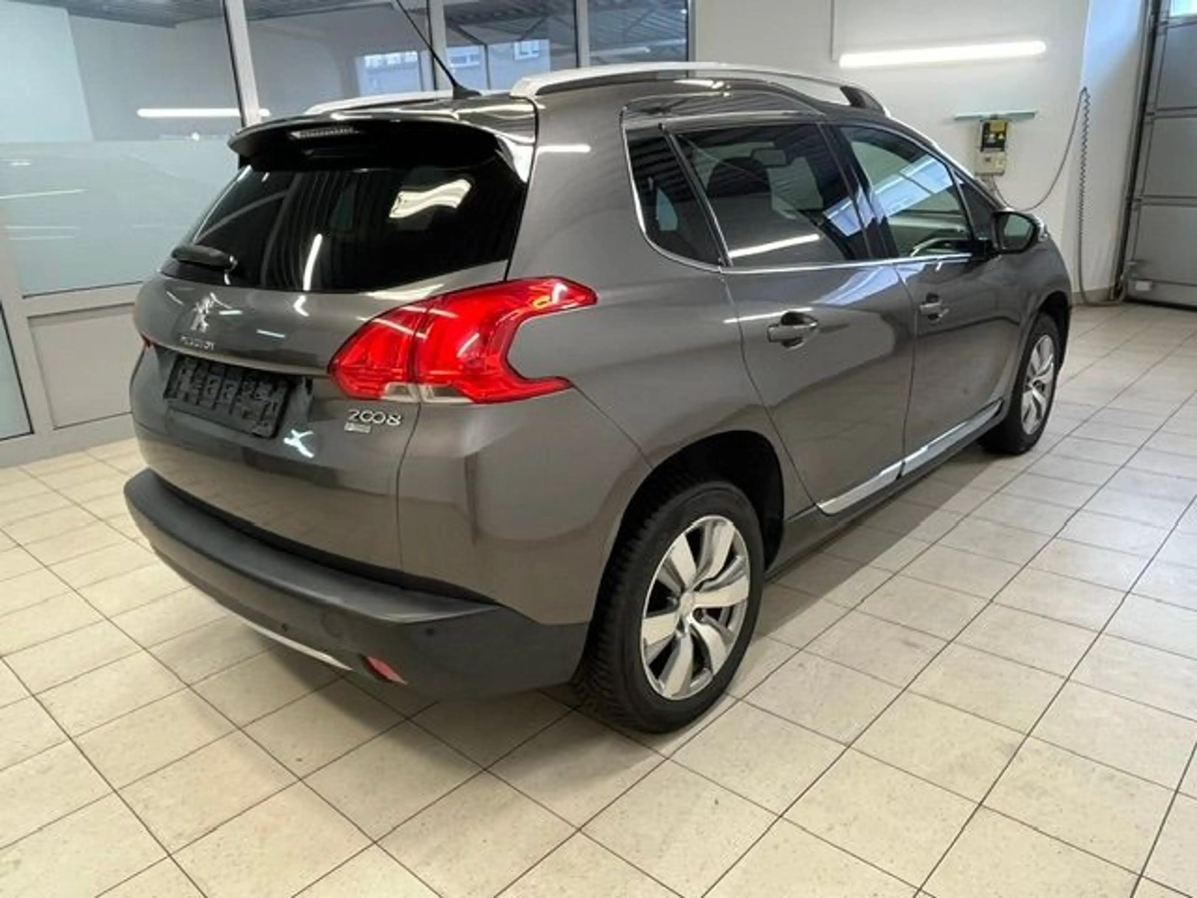 Peugeot 2008 1.2 PureTech 110 Allure+Navi+KlimaAT — photo 4