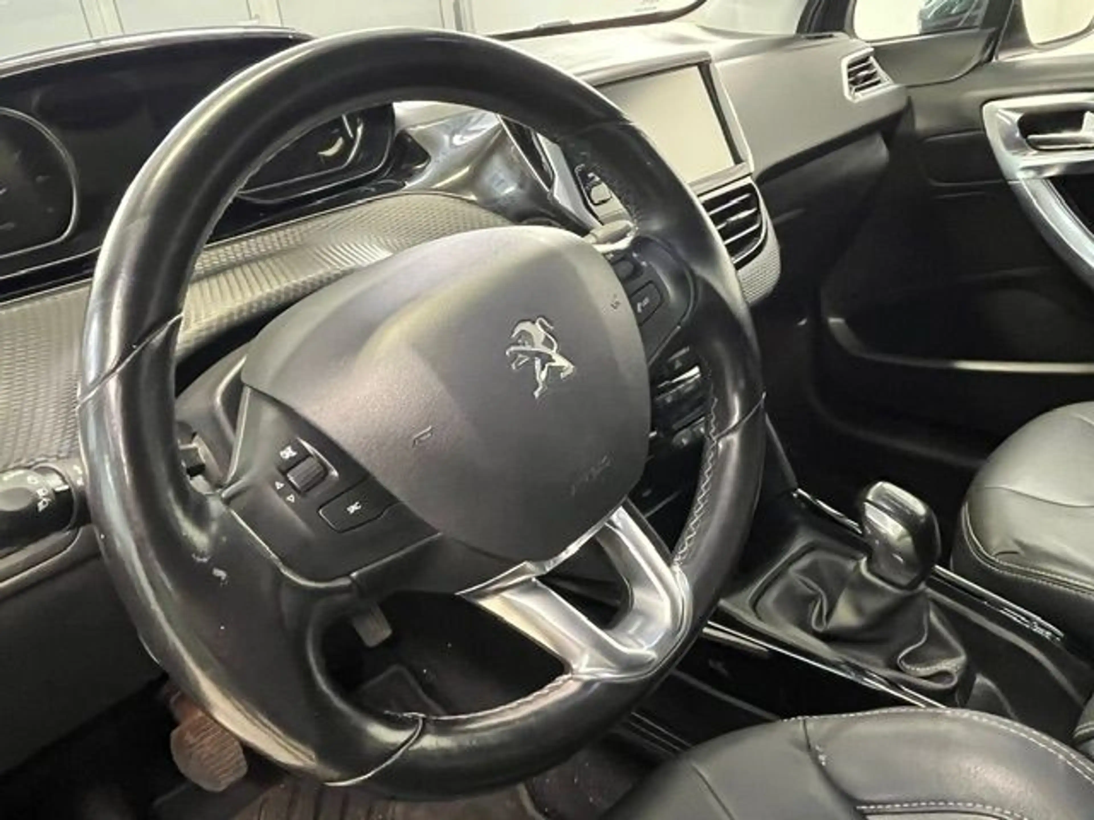 Peugeot 2008 1.2 PureTech 110 Allure+Navi+KlimaAT — photo 14