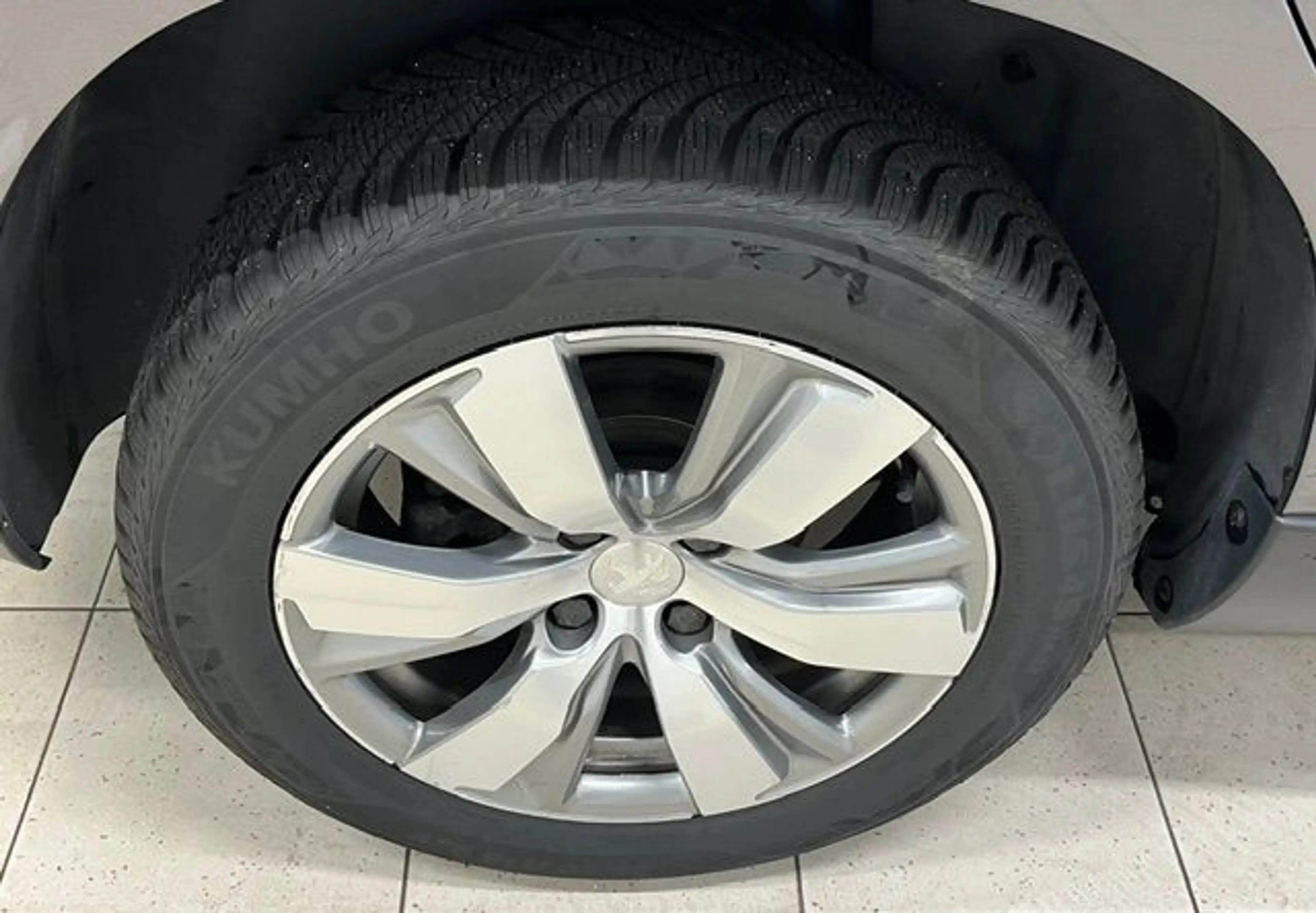 Peugeot 2008 1.2 PureTech 110 Allure+Navi+KlimaAT — photo 6