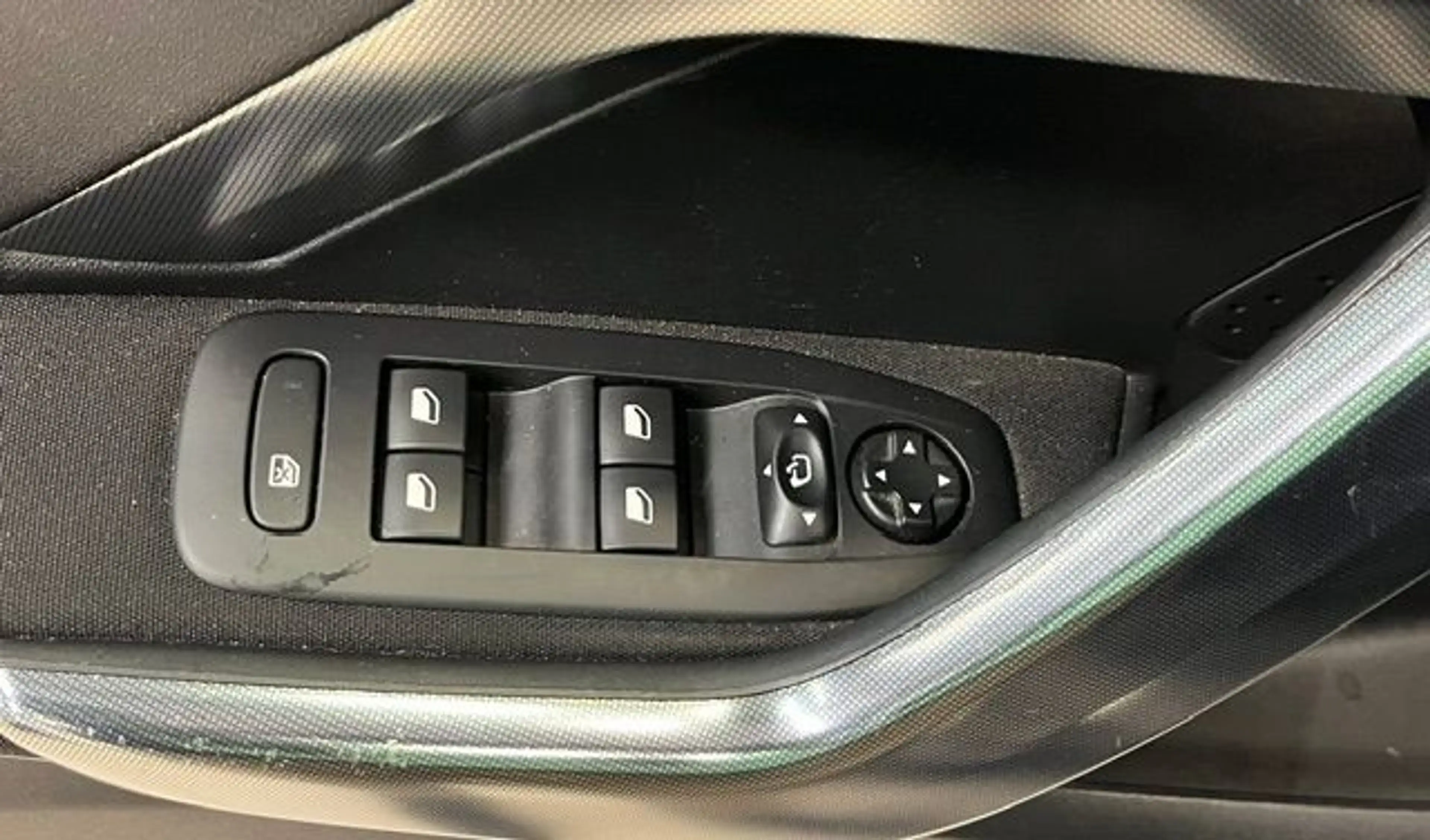 Peugeot 2008 1.2 PureTech 110 Allure+Navi+KlimaAT — photo 8