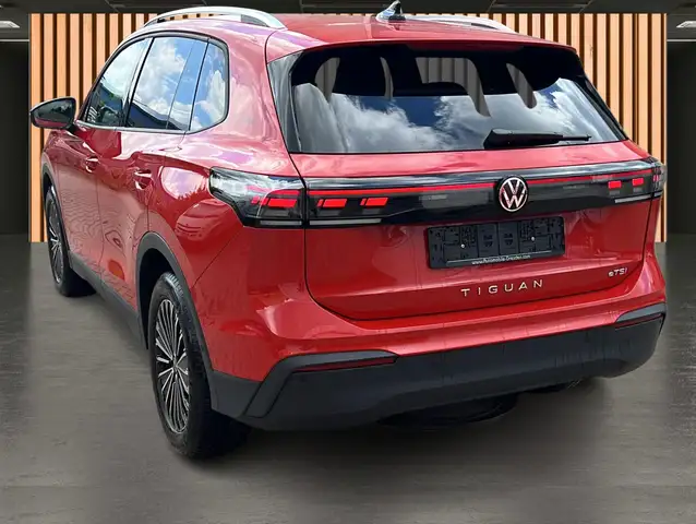 Volkswagen Tiguan view 4