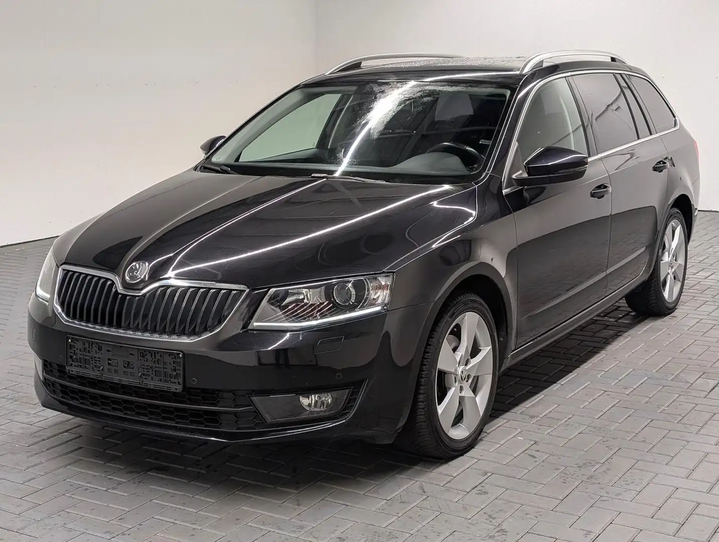 Skoda Octavia Elegance Bi-Xenon/Navi/SHZ/PDC/AHK/17-LM Schwarz - 1