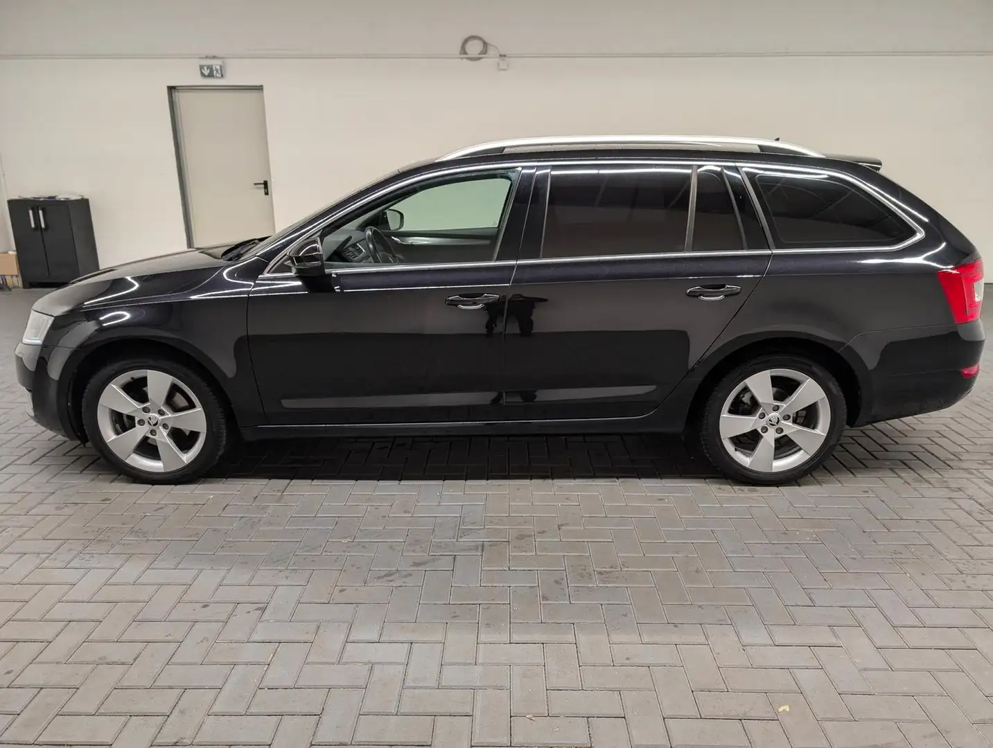 Skoda Octavia Elegance Bi-Xenon/Navi/SHZ/PDC/AHK/17-LM Schwarz - 2