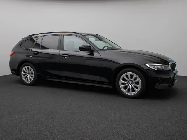BMW 3 Series view 4