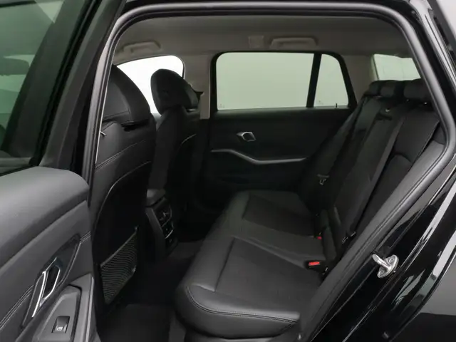 BMW 3 Series view 26