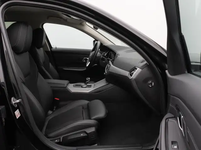 BMW 3 Series view 25