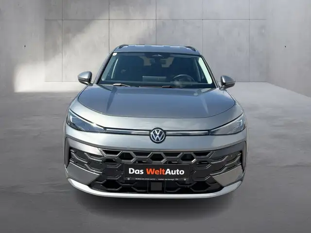 Volkswagen T-Roc view 8
