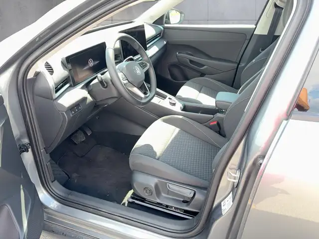 Volkswagen T-Roc view 9