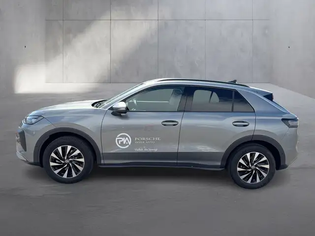 Volkswagen T-Roc view 2