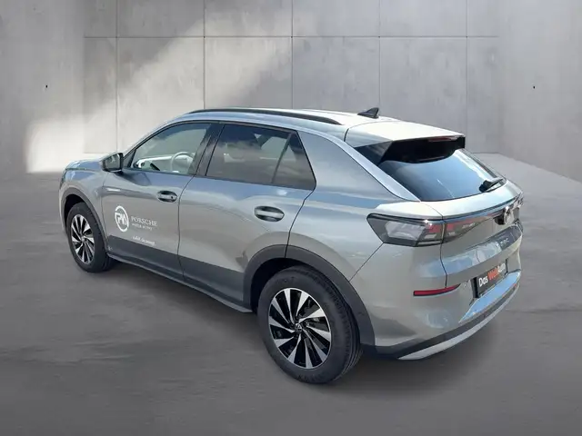 Volkswagen T-Roc view 3