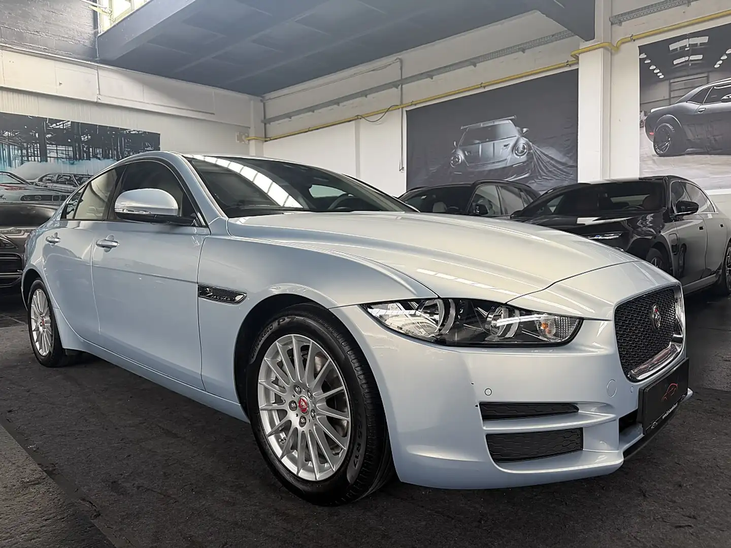 Jaguar XE E-Performance Pure * NUR 10700KM * 1 BESITZ * F... Silber - 2