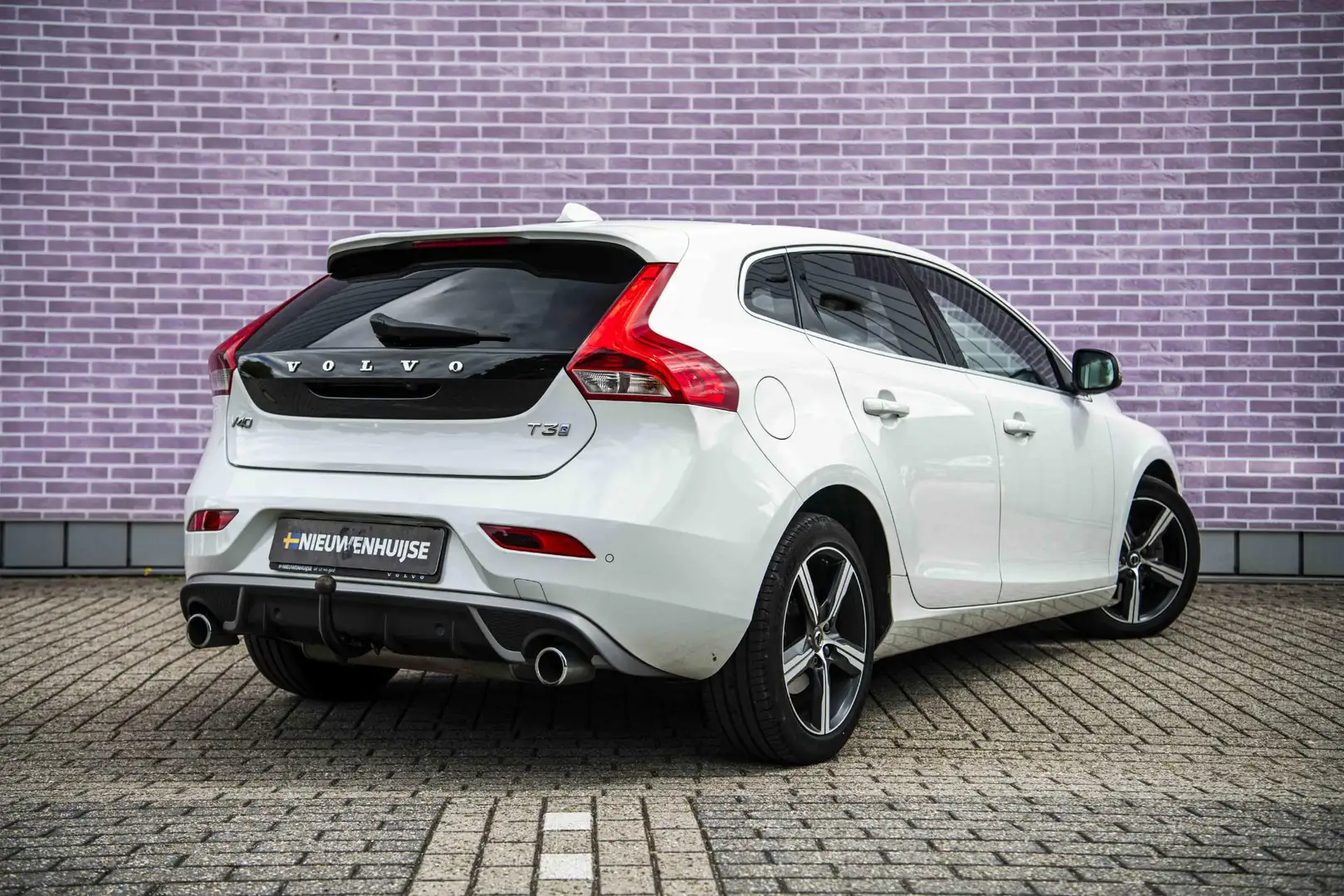 Volvo V40 1.5 T3 Polar+ Sport | Standkachel | keyless | Pano Wit - 2
