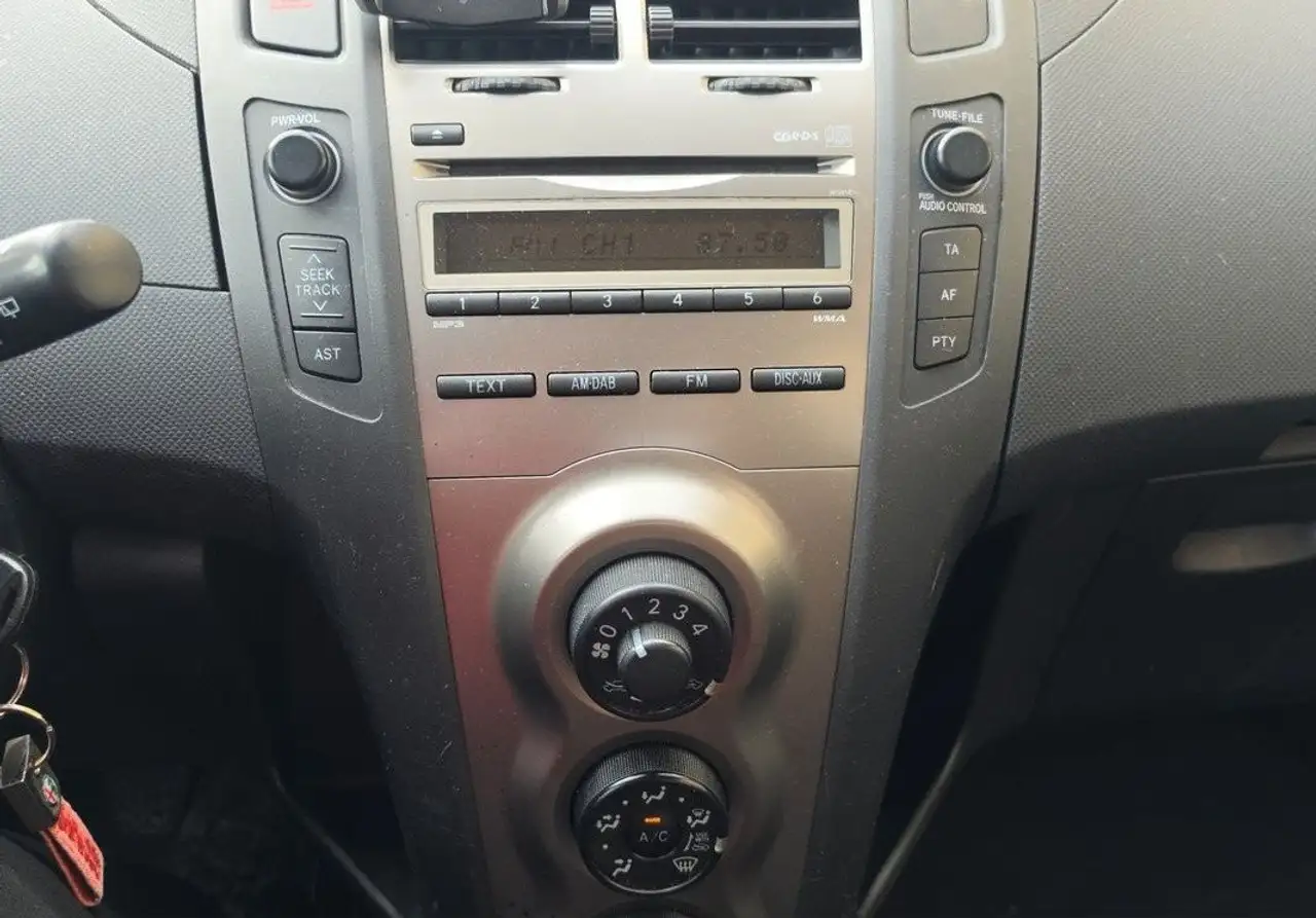 Toyota Yaris Yaris — photo 14