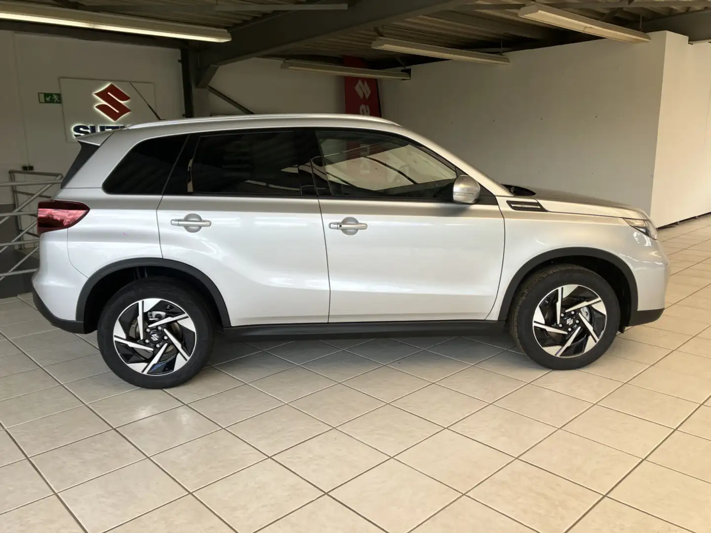 Suzuki Vitara 1.4 4WD GLX Mildhybrid Gris - 2