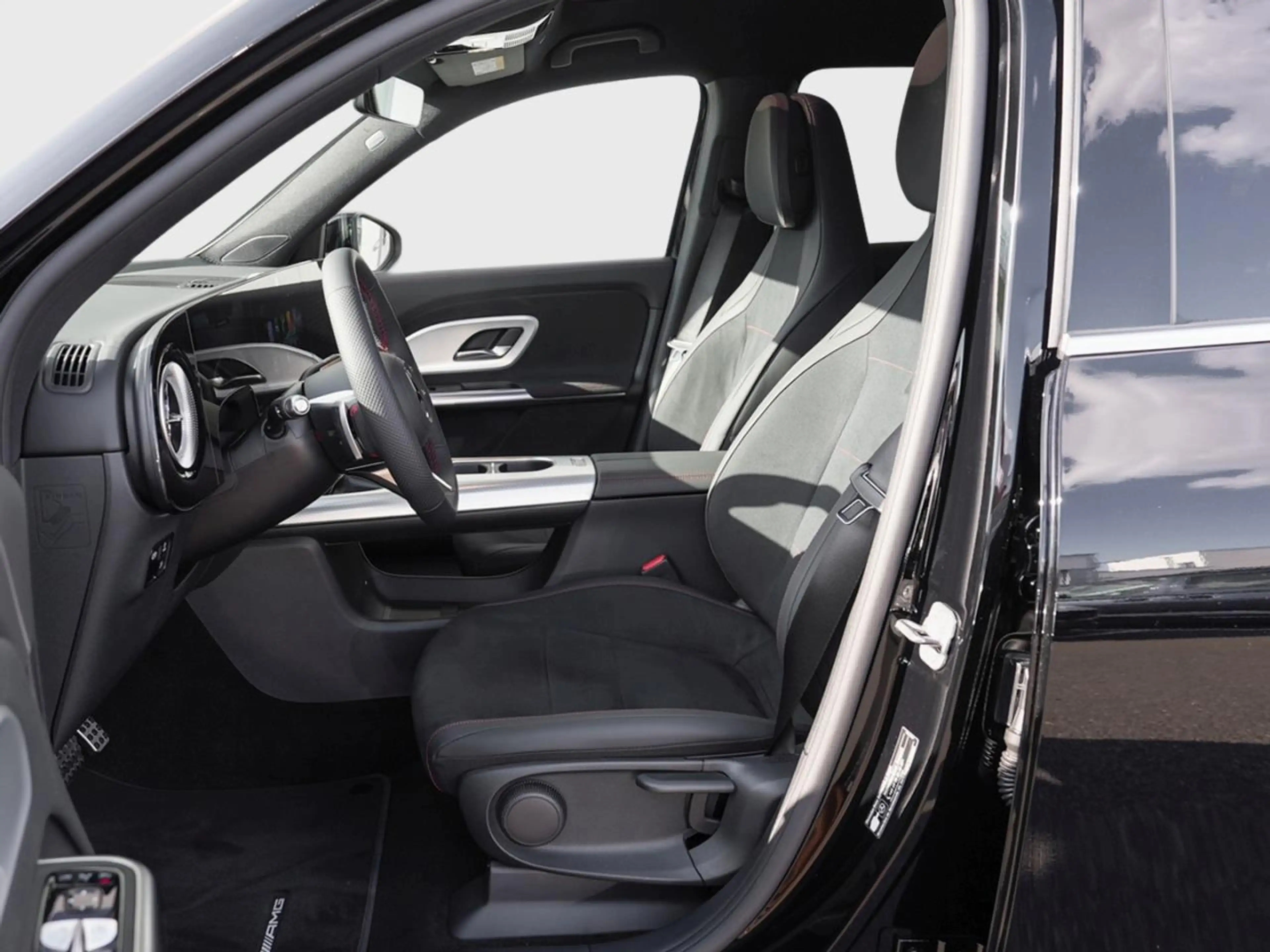 Mercedes-Benz GLB 200 AMG Distronic Panorama AHK EasyPack — photo 7