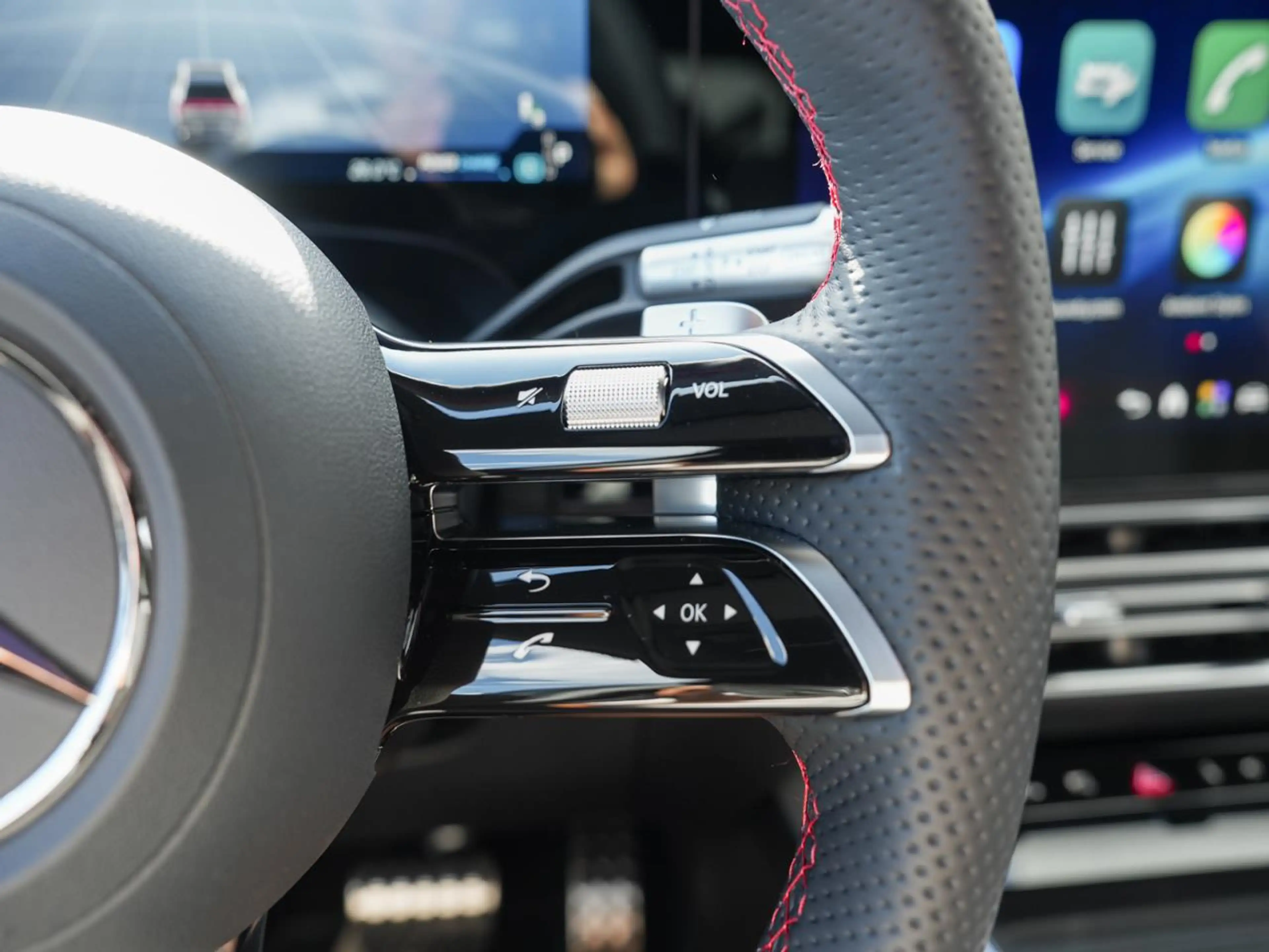 Mercedes-Benz GLB 200 AMG Distronic Panorama AHK EasyPack — photo 10