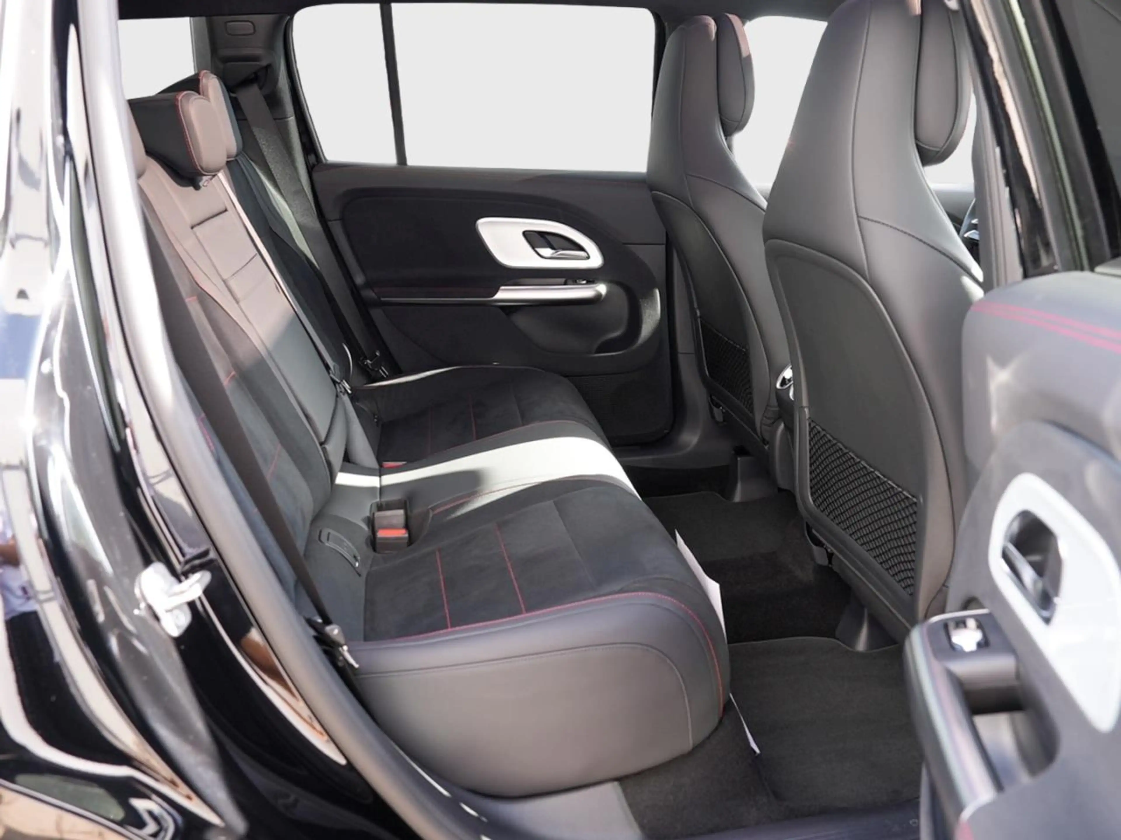 Mercedes-Benz GLB 200 AMG Distronic Panorama AHK EasyPack — photo 11
