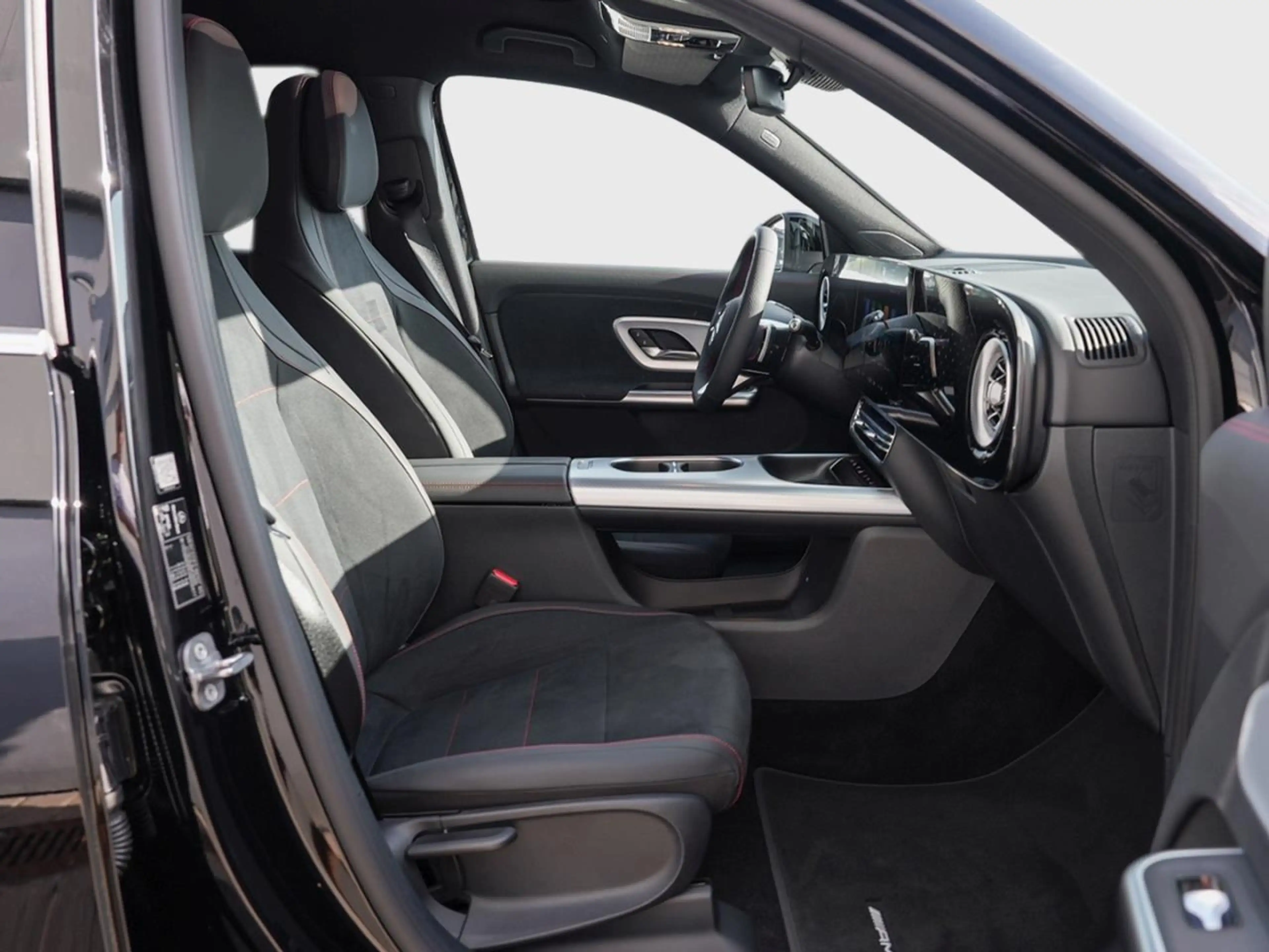 Mercedes-Benz GLB 200 AMG Distronic Panorama AHK EasyPack — photo 9