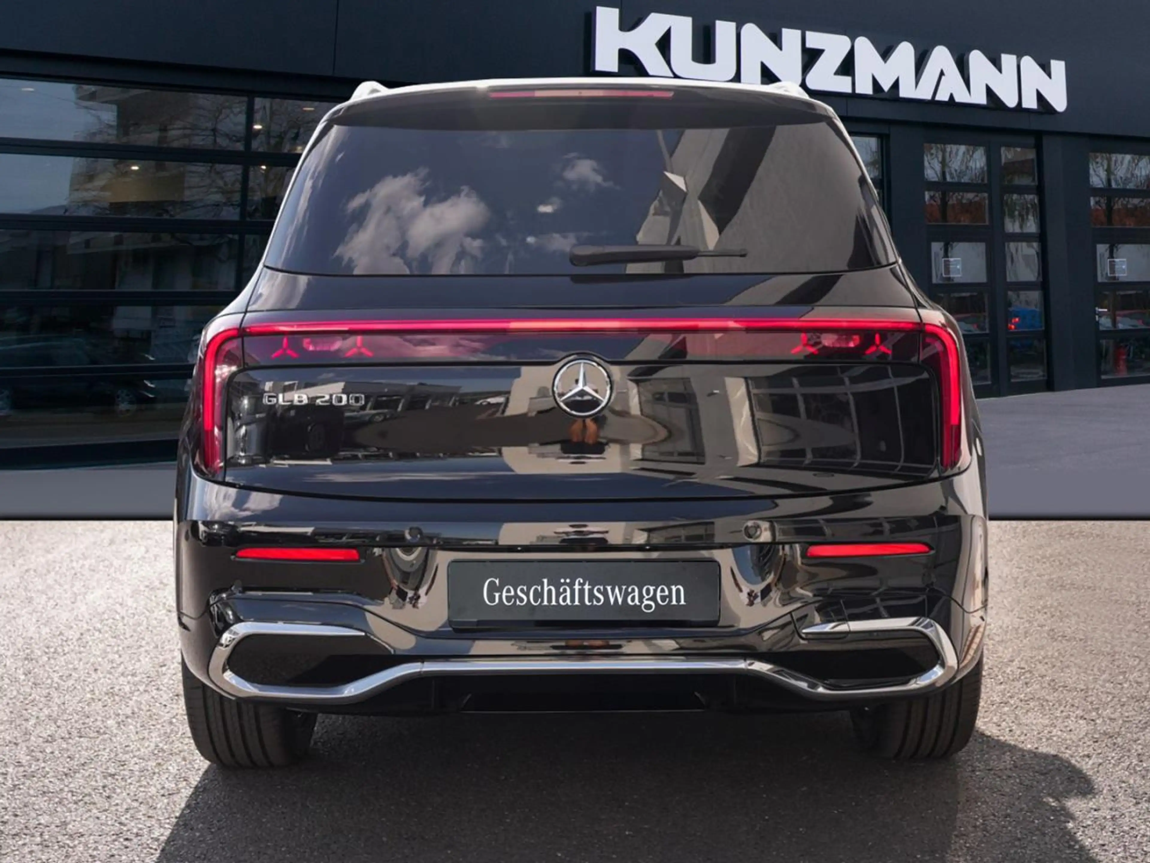 Mercedes-Benz GLB 200 AMG Distronic Panorama AHK EasyPack — photo 4