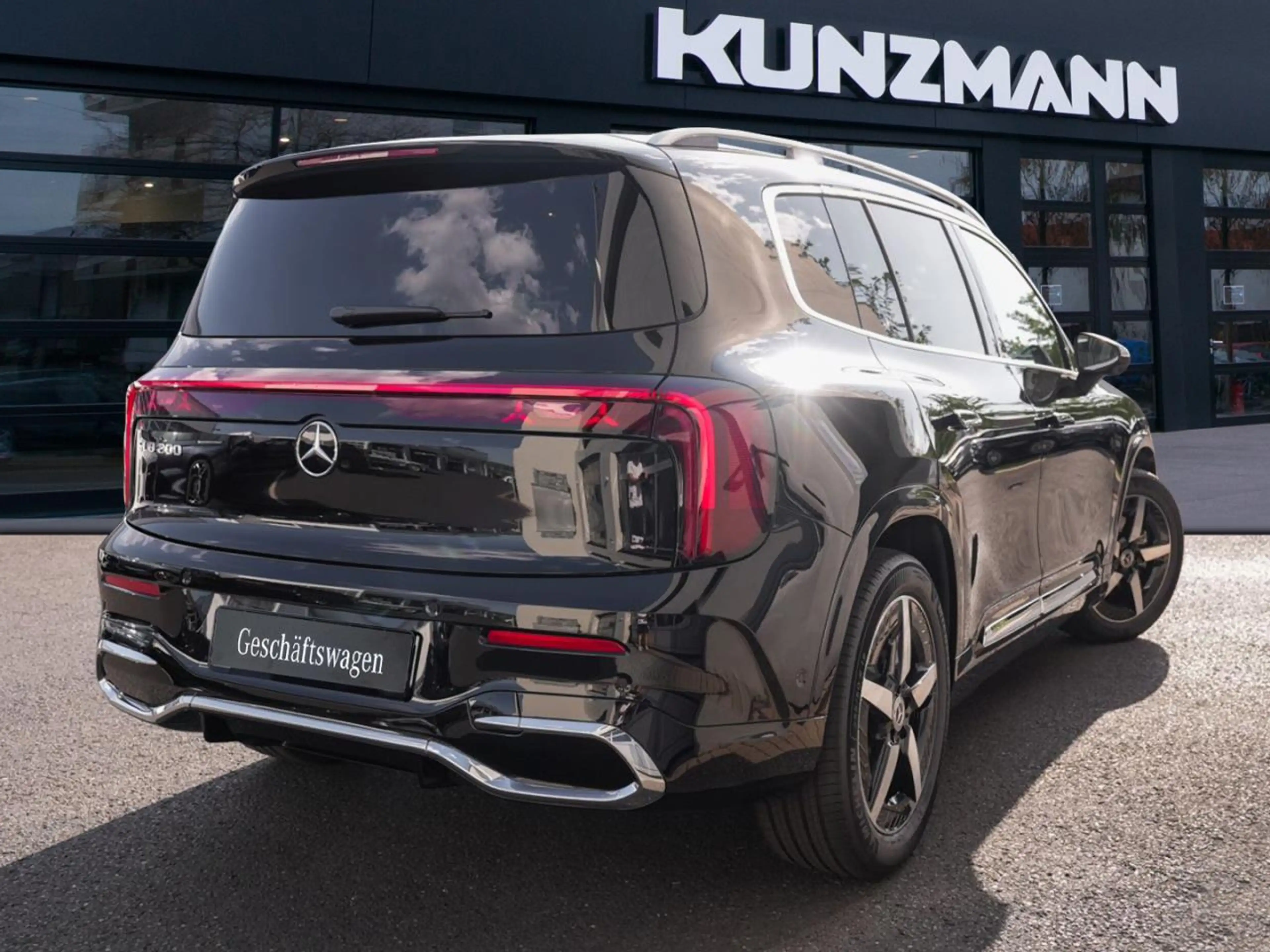 Mercedes-Benz GLB 200 AMG Distronic Panorama AHK EasyPack — photo 3