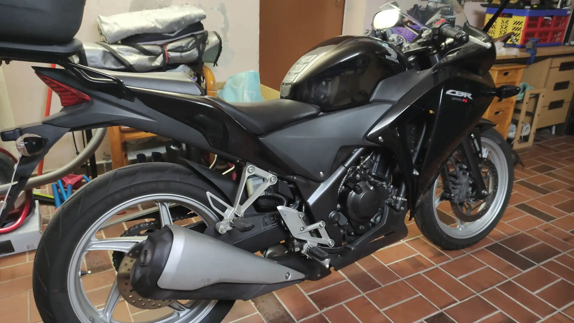 Honda CBR 250 Zwart - 1