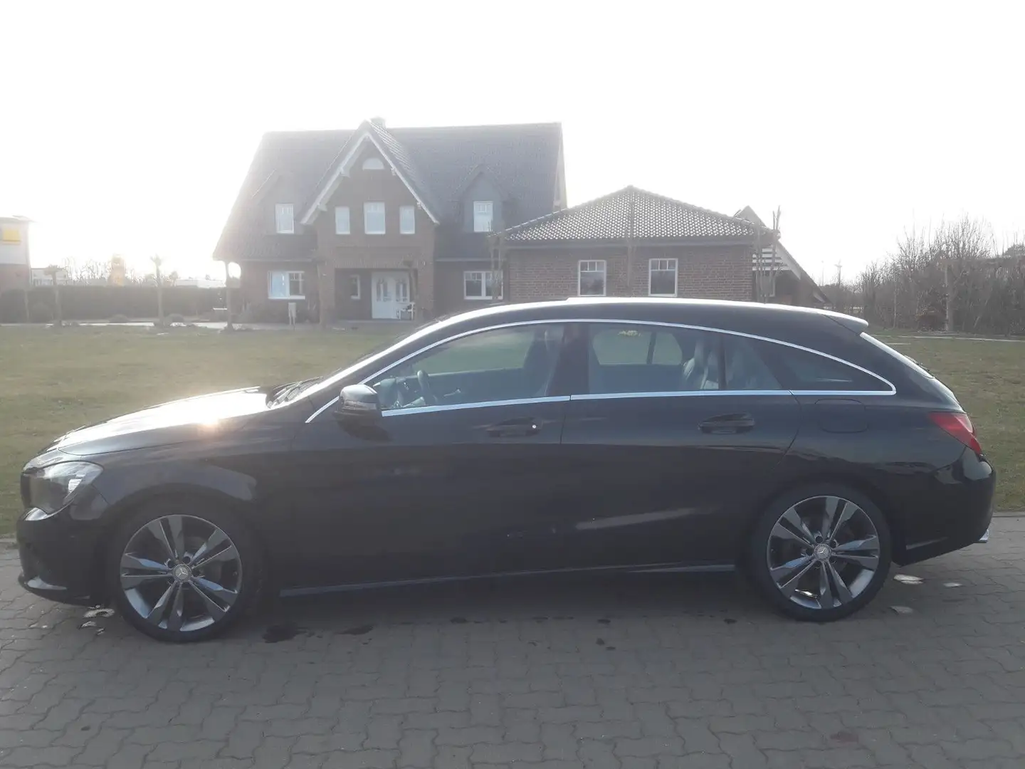 Mercedes-Benz CLA 200 Shooting Brake "Urban" +Navi+Kamera+++ Fekete - 1