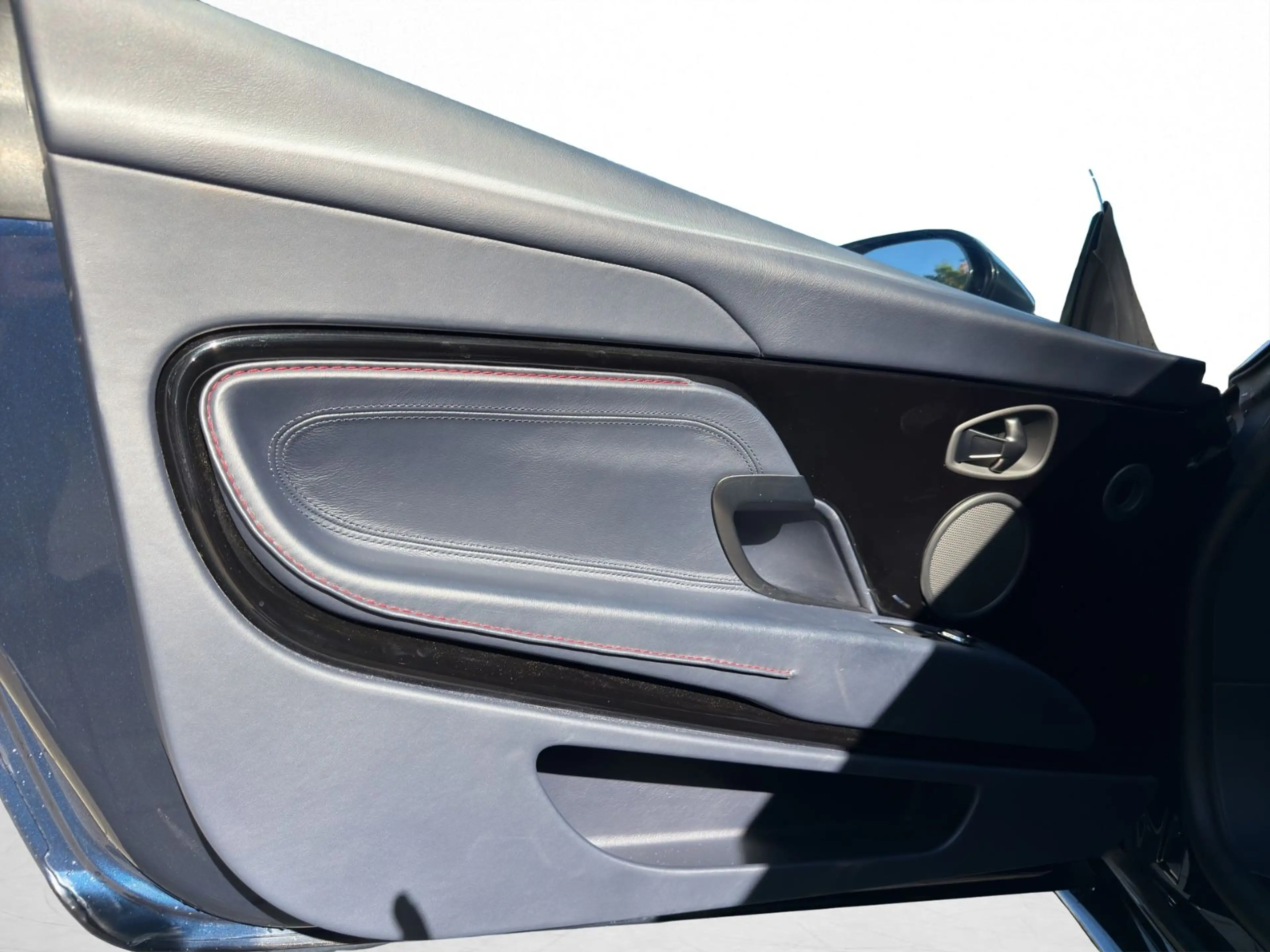 Aston Martin DB11 4.0 V8 — photo 12