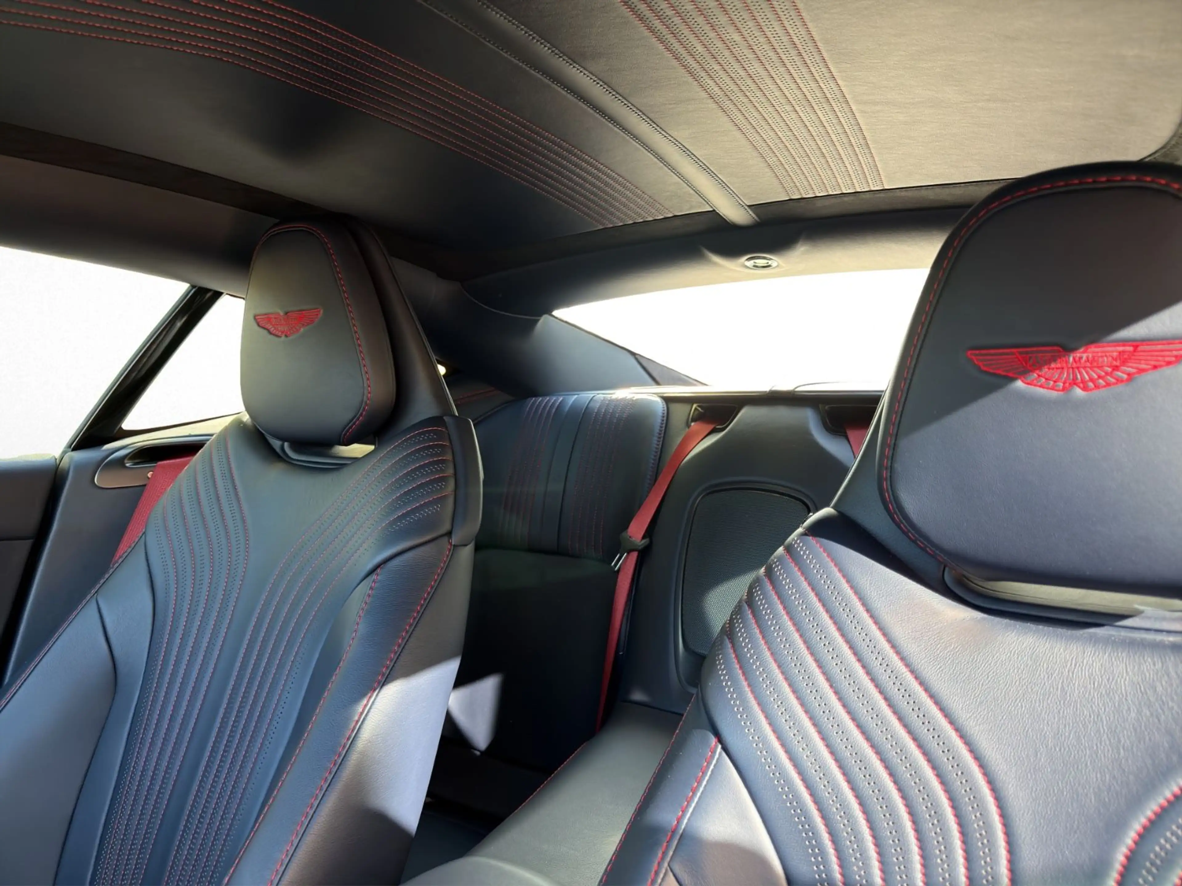 Aston Martin DB11 4.0 V8 — photo 13