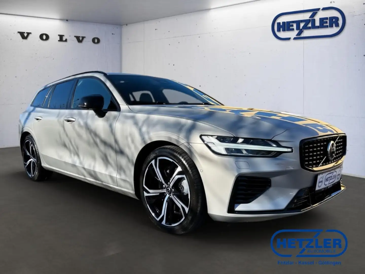 Volvo V60 Kombi Plus Dark Recharge Plug-In Hybrid AWD T8 Twi Срібний - 2