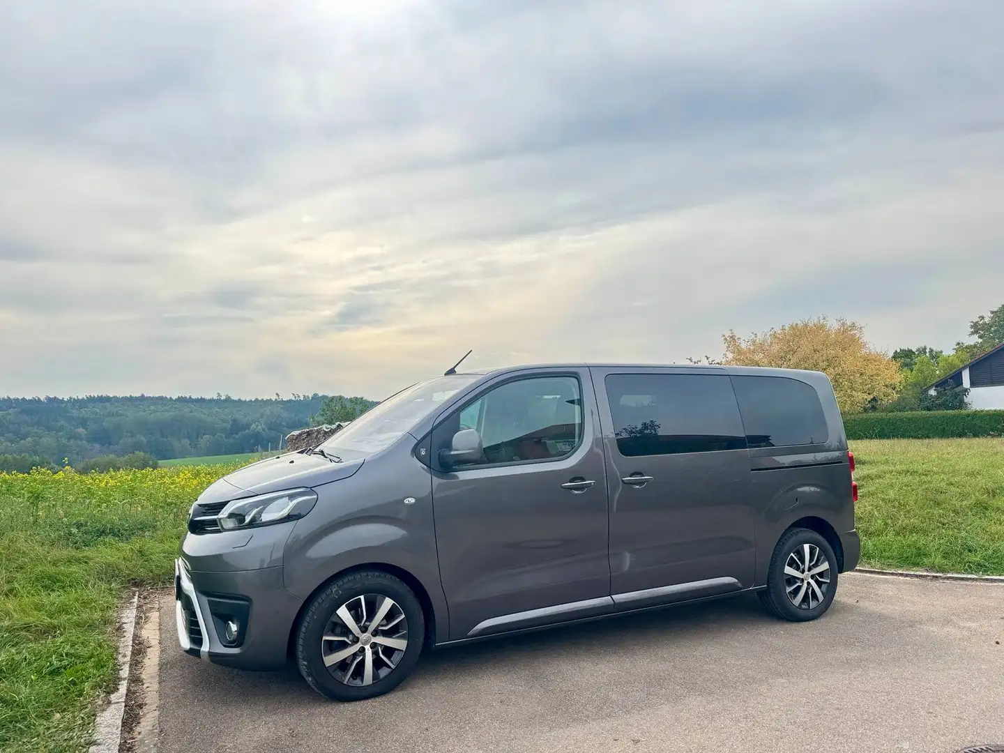 Toyota Proace Proace Verso 2.0 D-4D Diesel Grau - 1