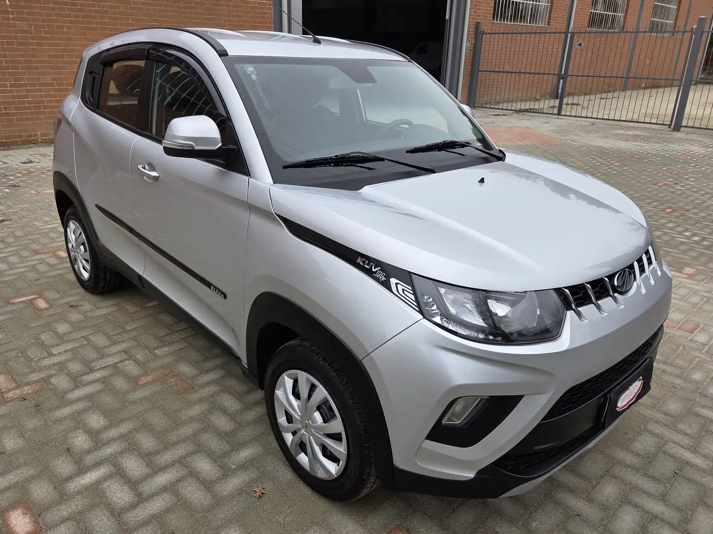 Mahindra KUV100 KUV100 1.2 K6+ GPL 87cv m-bifuel - UNICO PROPR. Argento - 2