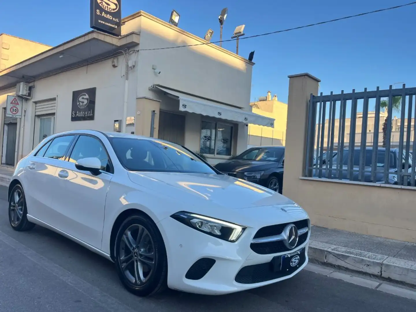 Mercedes-Benz A 180 d Automatic Sport Weiß - 1
